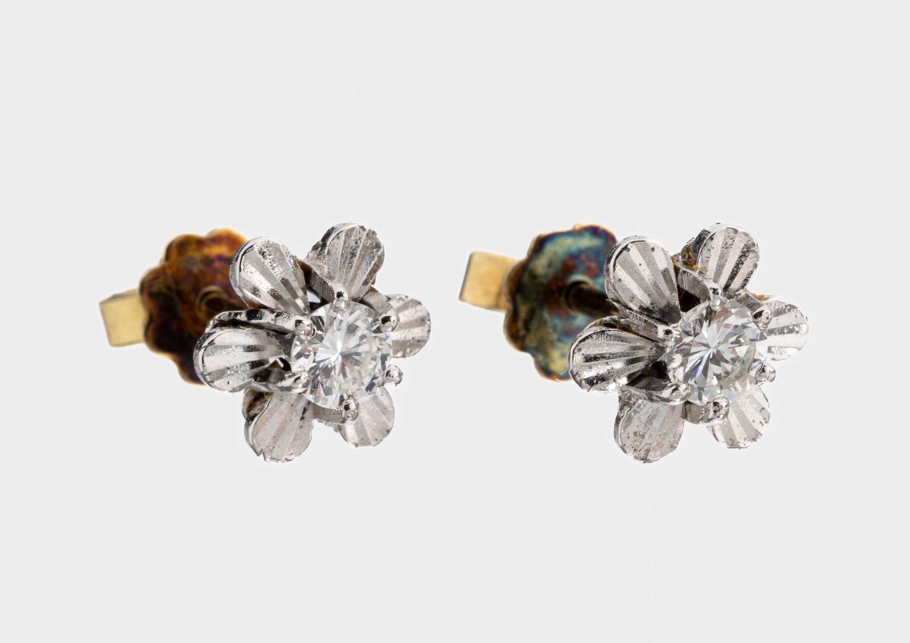 Paar 14 kt Gold Brillant-Ohrstecker, WG/GG 585/000, blütenf., 2 Brillanten zus. ca. 0.30 ct Weiß/vs