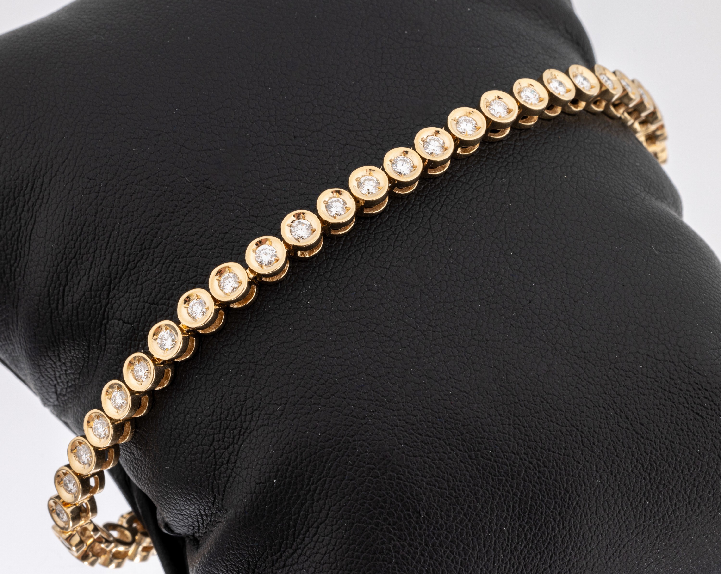14 kt Gold Brillant-Linienarmband, GG 585/000, 41 Brillanten zus. ca. 2.50 ct Weiß/si, L. ca. 17.8 cm, ca. 16.2 g, Kastenschloss mit Sicherheitsacht