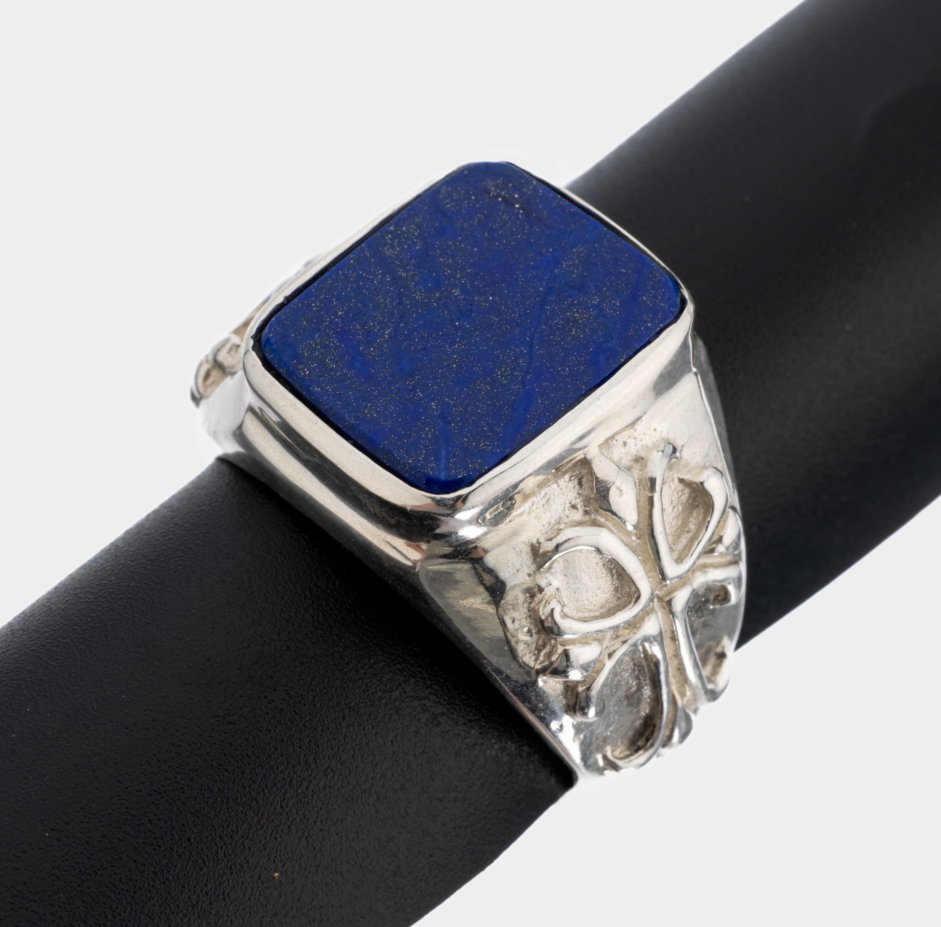 Lapislazuli-Siegelring, 925er Silber, rechteckige Lapislazuliplatte, ungrav., Ringschultern mit gotischem Kreuz grav., RW 63, ca. 12.6 g
