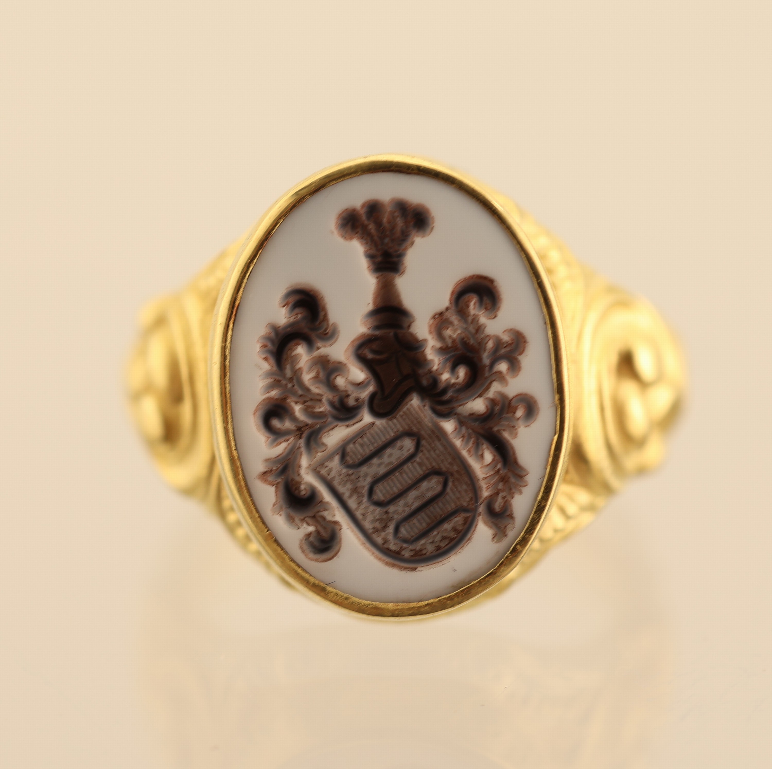 Detail e: Siegelring, Lagenachtgravur, Idar-Oberstein um1920, 900er Silber verg., ovale Lagensteinplatte mit Darstellung eines gotischen Familienwappens, ...