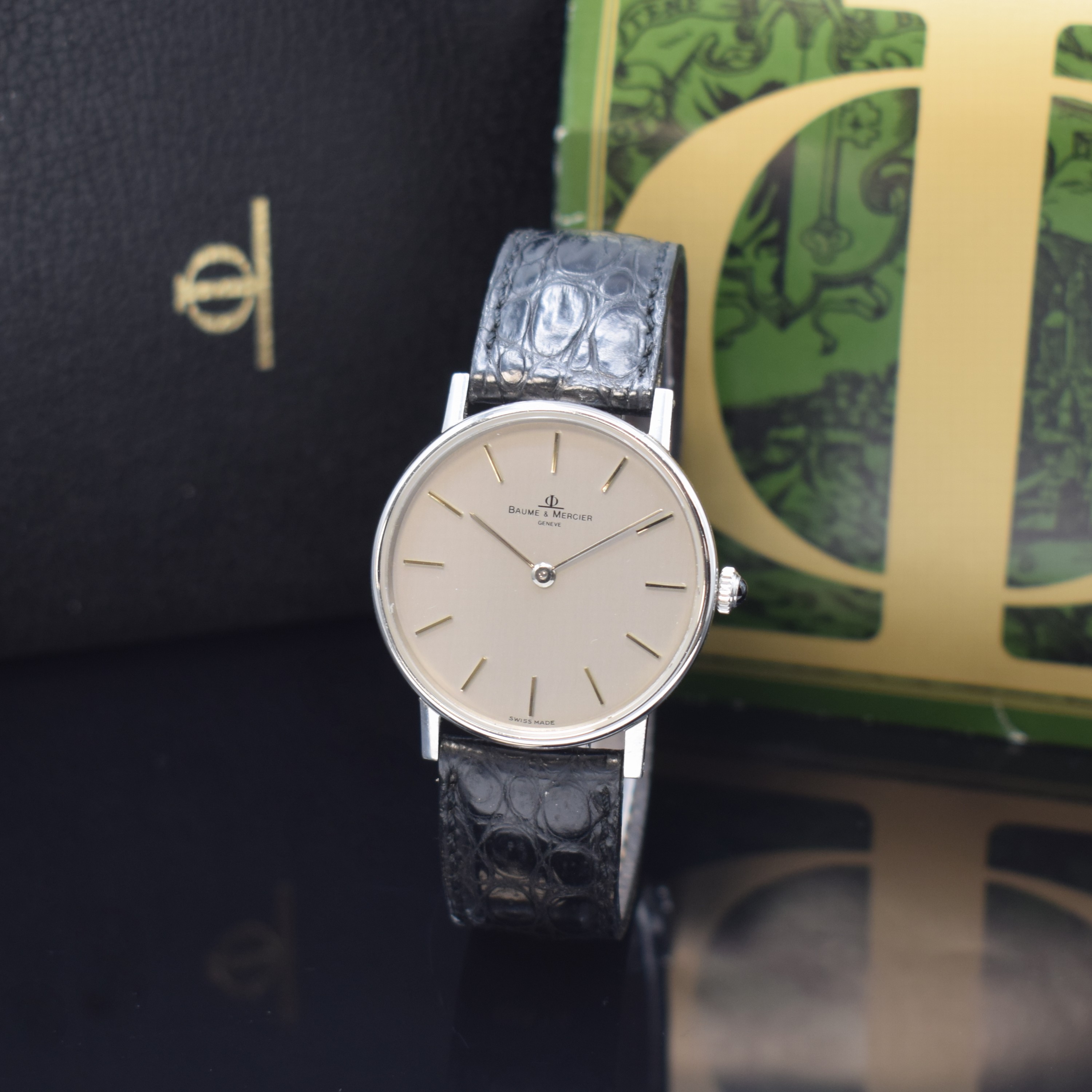 BAUME & MERCIER Armbanduhr in Stahl Referenz 1530, Schweiz um 1977, Handaufzug, Boden aufgedr., Schmuckkrone, silb. Zifferbl. m. silb. Std.-Ind. u. ...