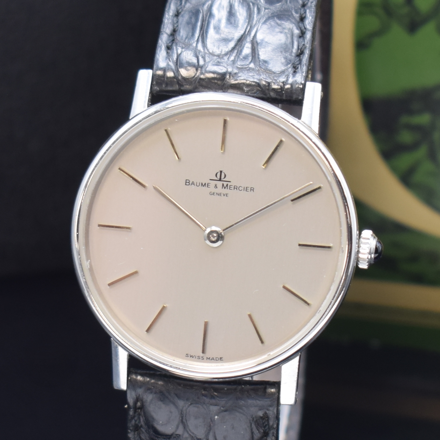 Detail a: BAUME & MERCIER Armbanduhr in Stahl Referenz 1530, Schweiz um 1977, Handaufzug, Boden aufgedr., Schmuckkrone, silb. Zifferbl. m. silb. Std.-Ind. u. ...