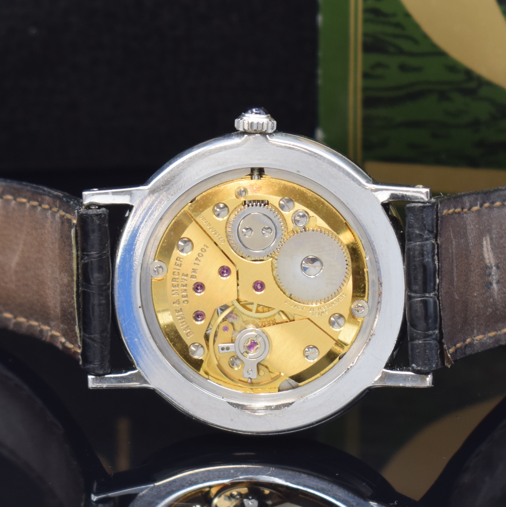 Detail d: BAUME & MERCIER Armbanduhr in Stahl Referenz 1530, Schweiz um 1977, Handaufzug, Boden aufgedr., Schmuckkrone, silb. Zifferbl. m. silb. Std.-Ind. u. ...