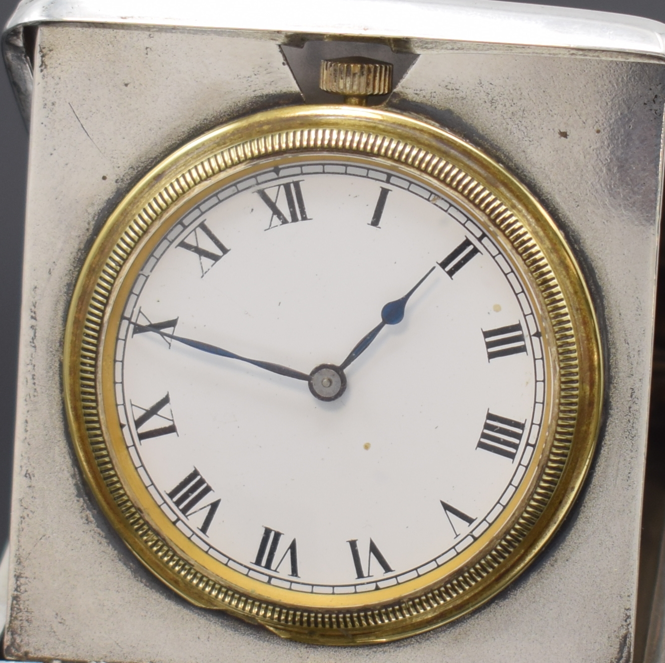 Detail a: Reiseuhr in Sterlingsilber, Birmingham lt. Hallmarks 1916, Handaufzug, aufklappbares Geh. dell., Scharnierboden, Emailzifferbl. riss., röm. Zahlen, ...