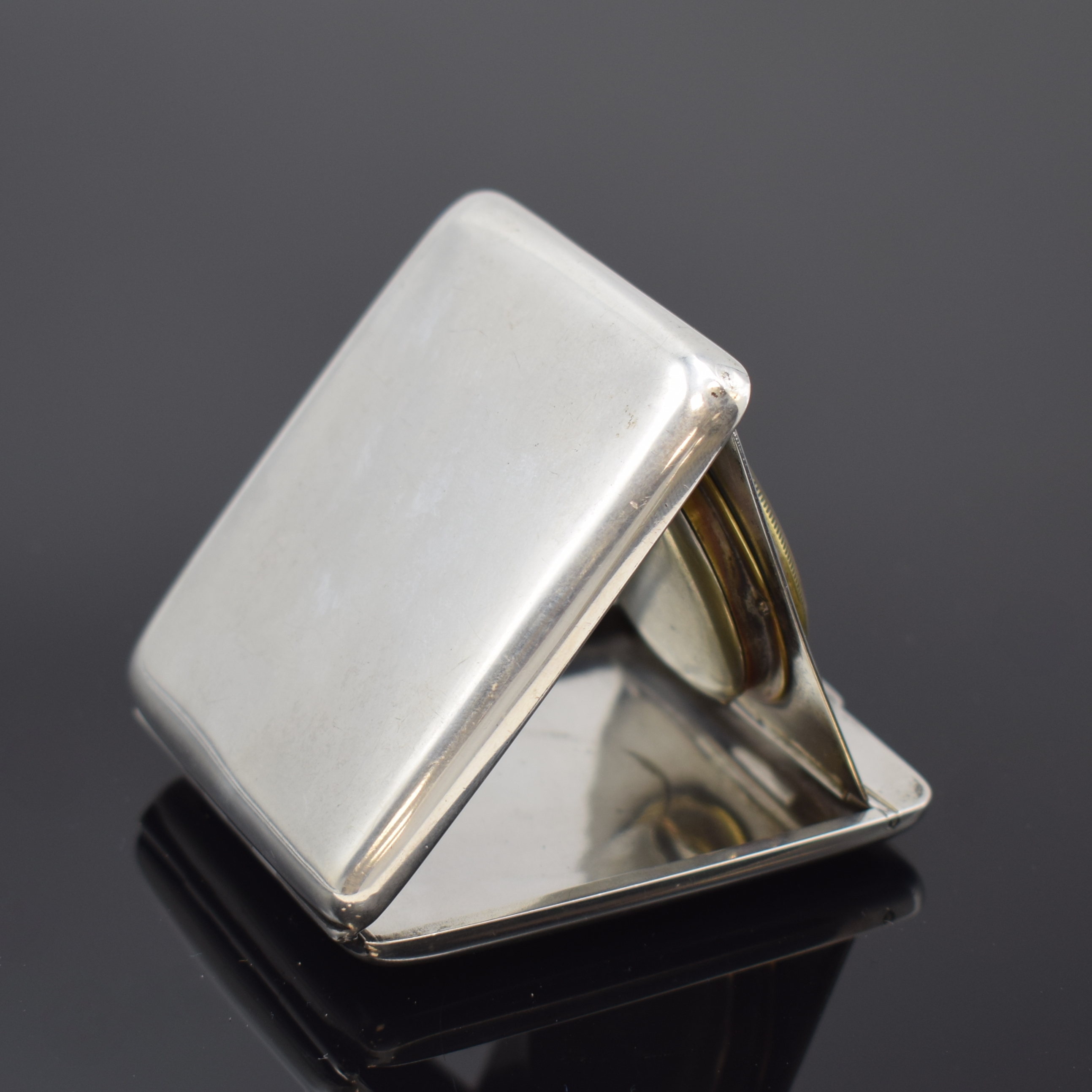 Detail b: Reiseuhr in Sterlingsilber, Birmingham lt. Hallmarks 1916, Handaufzug, aufklappbares Geh. dell., Scharnierboden, Emailzifferbl. riss., röm. Zahlen, ...