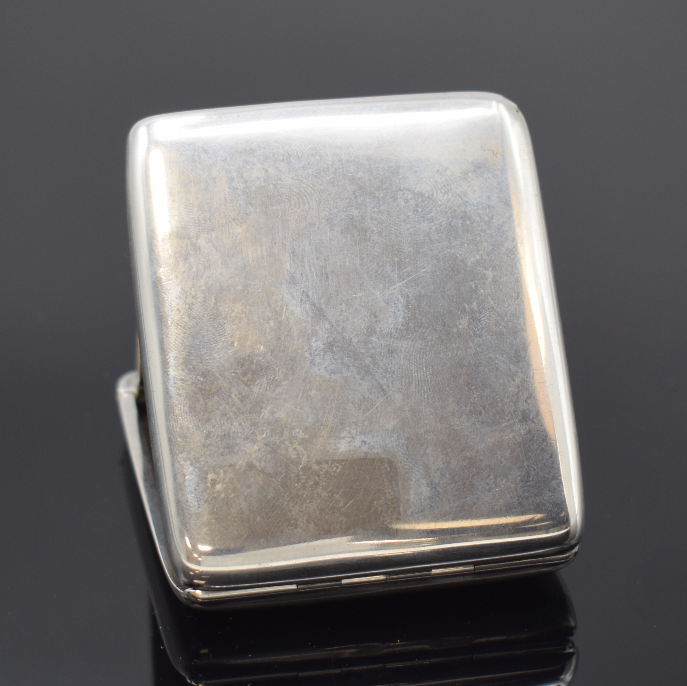 Detail c: Reiseuhr in Sterlingsilber, Birmingham lt. Hallmarks 1916, Handaufzug, aufklappbares Geh. dell., Scharnierboden, Emailzifferbl. riss., röm. Zahlen, ...