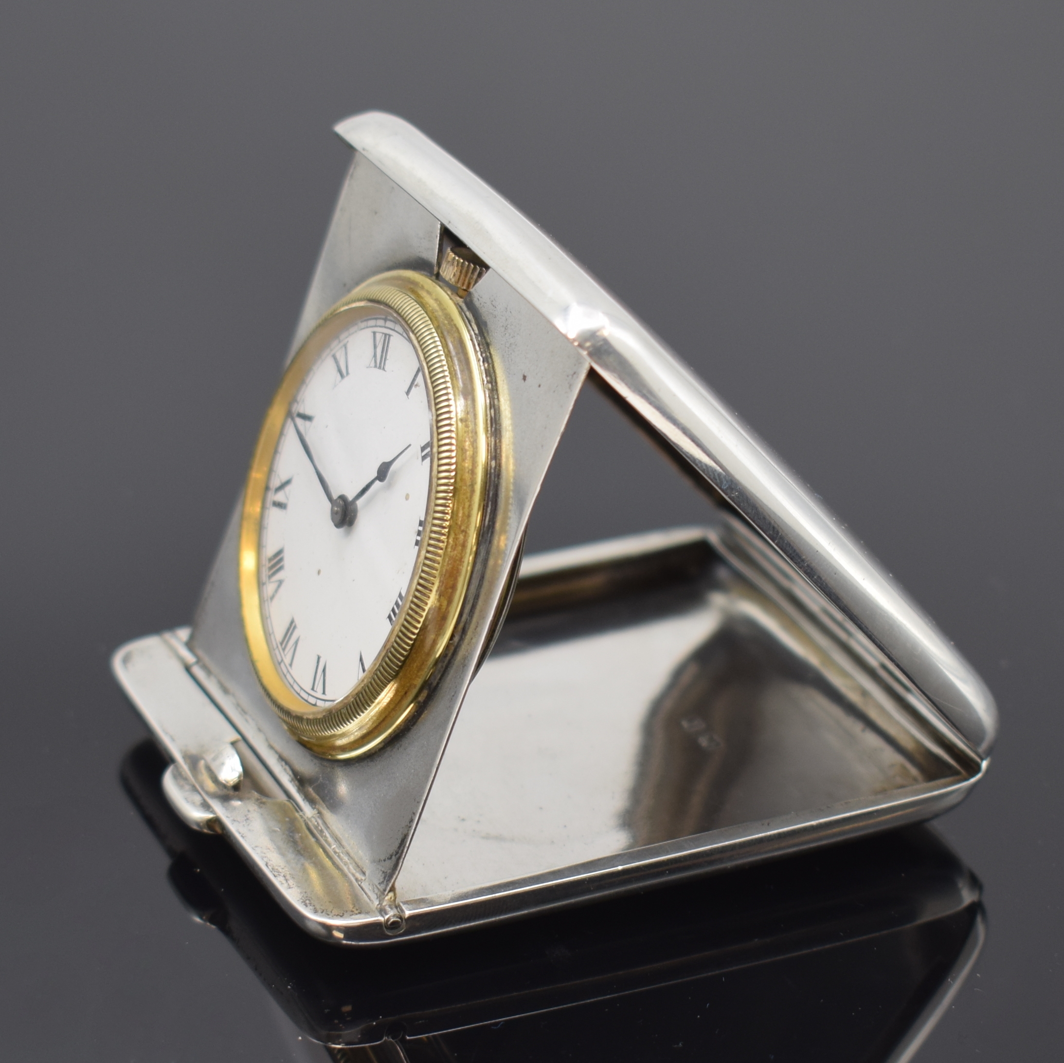 Detail d: Reiseuhr in Sterlingsilber, Birmingham lt. Hallmarks 1916, Handaufzug, aufklappbares Geh. dell., Scharnierboden, Emailzifferbl. riss., röm. Zahlen, ...