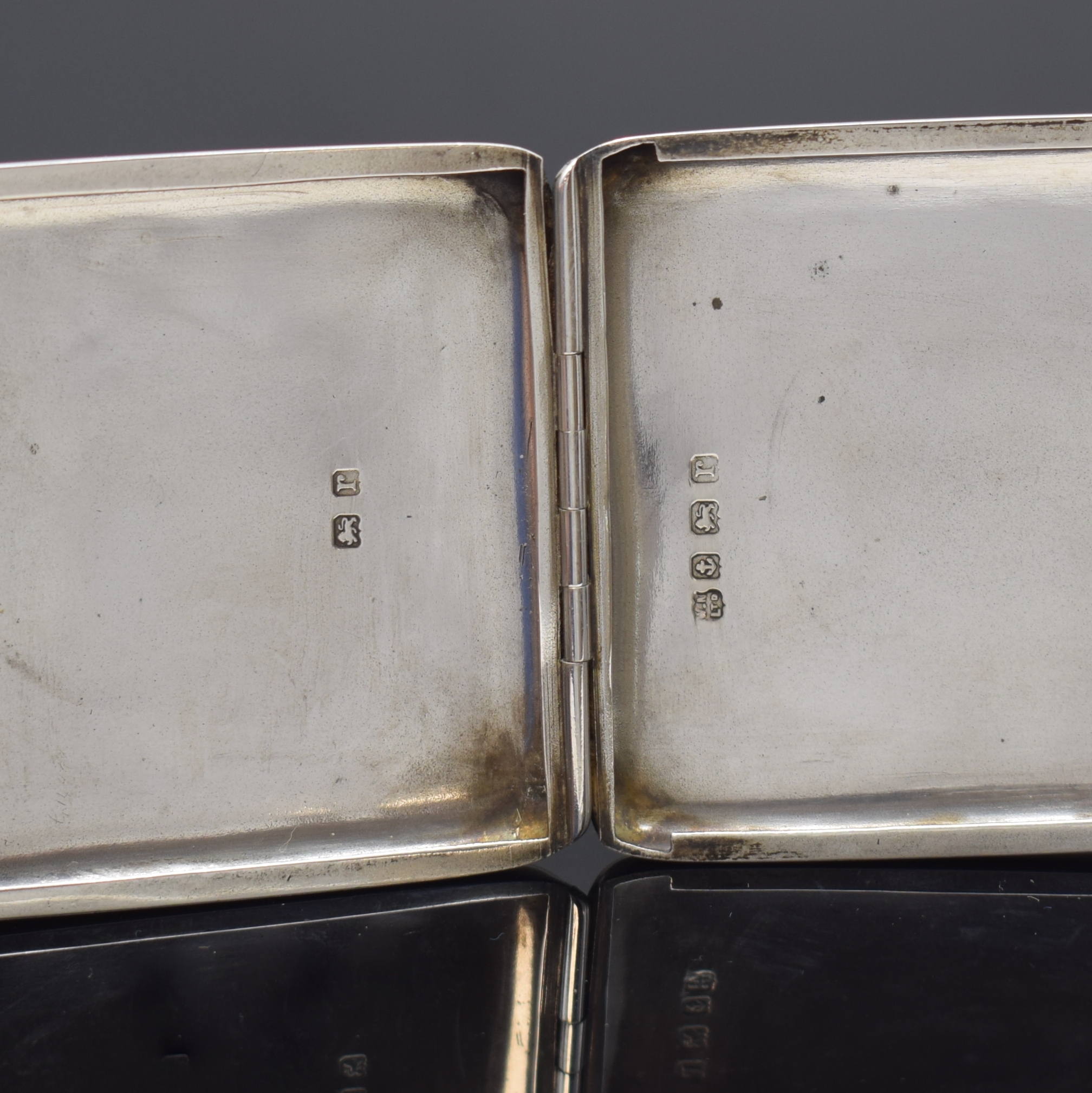 Detail e: Reiseuhr in Sterlingsilber, Birmingham lt. Hallmarks 1916, Handaufzug, aufklappbares Geh. dell., Scharnierboden, Emailzifferbl. riss., röm. Zahlen, ...