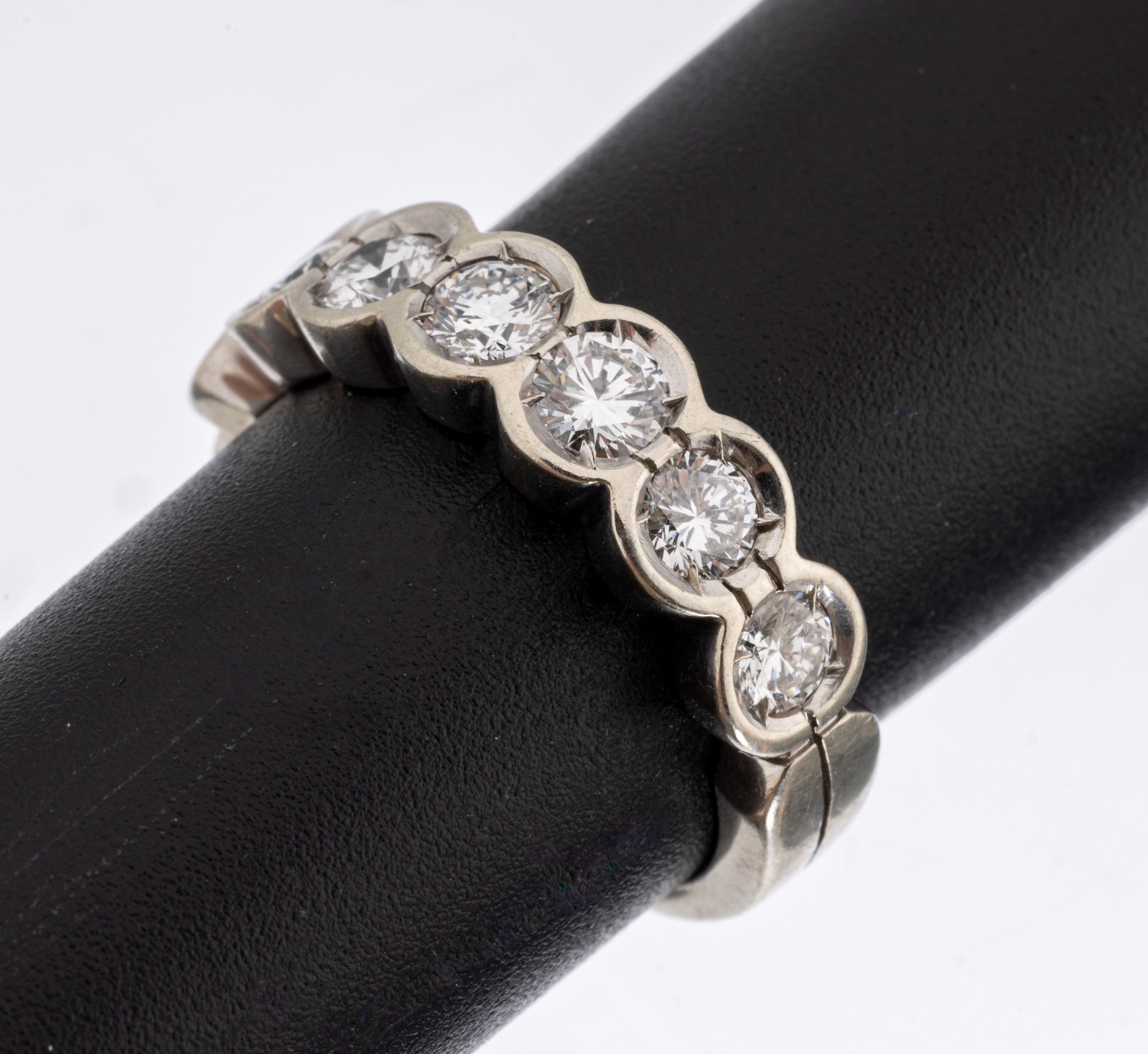 14 kt Gold Brillant-Ring, WG 585/000, 7 Brillanten zus. ca. 0.97 ct Weiß/si, RW 51, ca. 4.8 g
