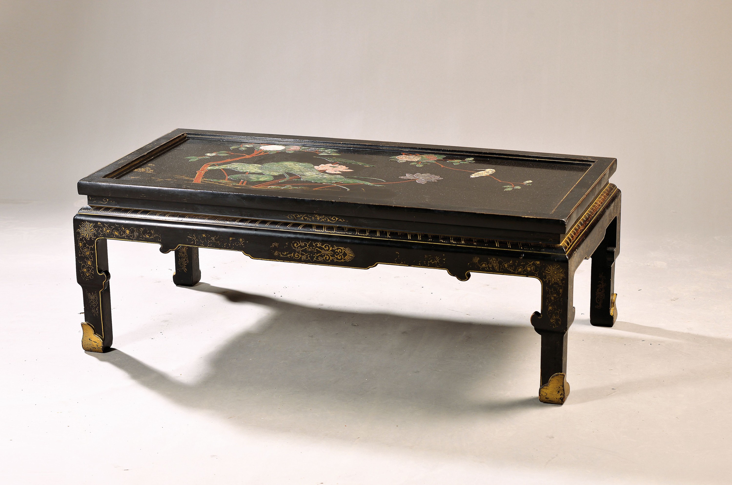 Tisch/Couchtisch, China, 2. Hälfte 20. Jh., schwarz lackiert mit Specksteinauflagen, Früchtedekor und Zweige, ca. 44 x 120 x 58 cm,EZ 2-3