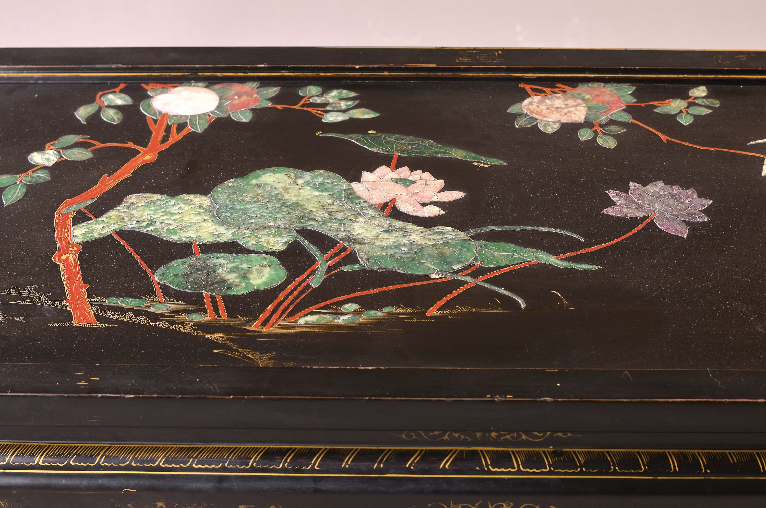 Detail a: Tisch/Couchtisch, China, 2. Hälfte 20. Jh., schwarz lackiert mit Specksteinauflagen, Früchtedekor und Zweige, ca. 44 x 120 x 58 cm,EZ 2-3
