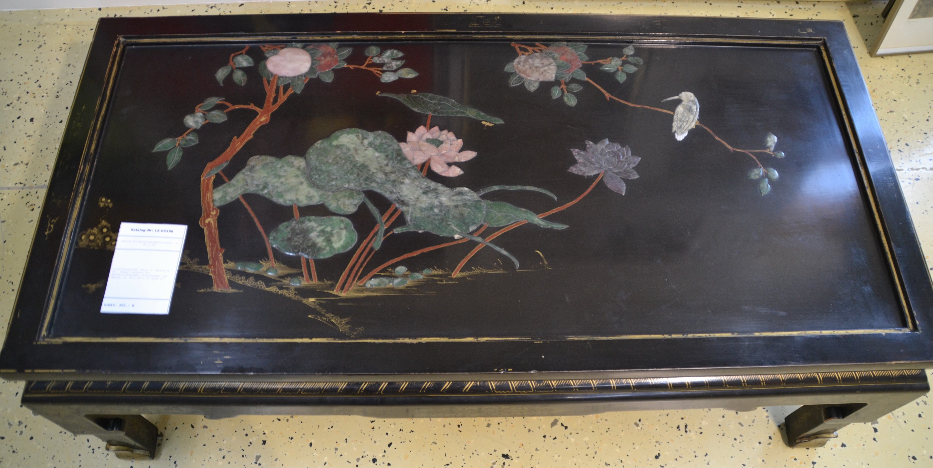Detail b: Tisch/Couchtisch, China, 2. Hälfte 20. Jh., schwarz lackiert mit Specksteinauflagen, Früchtedekor und Zweige, ca. 44 x 120 x 58 cm,EZ 2-3