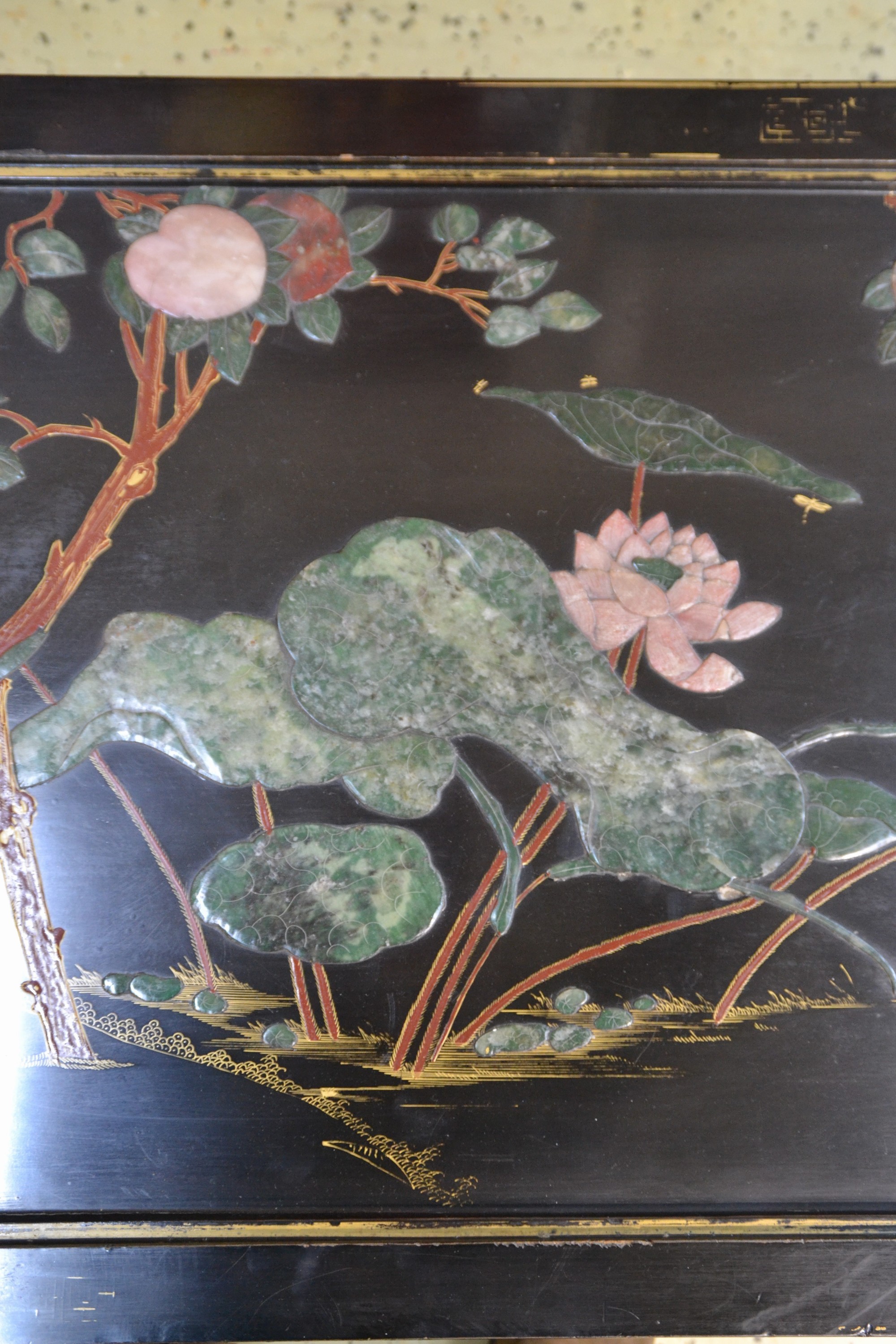 Detail c: Tisch/Couchtisch, China, 2. Hälfte 20. Jh., schwarz lackiert mit Specksteinauflagen, Früchtedekor und Zweige, ca. 44 x 120 x 58 cm,EZ 2-3