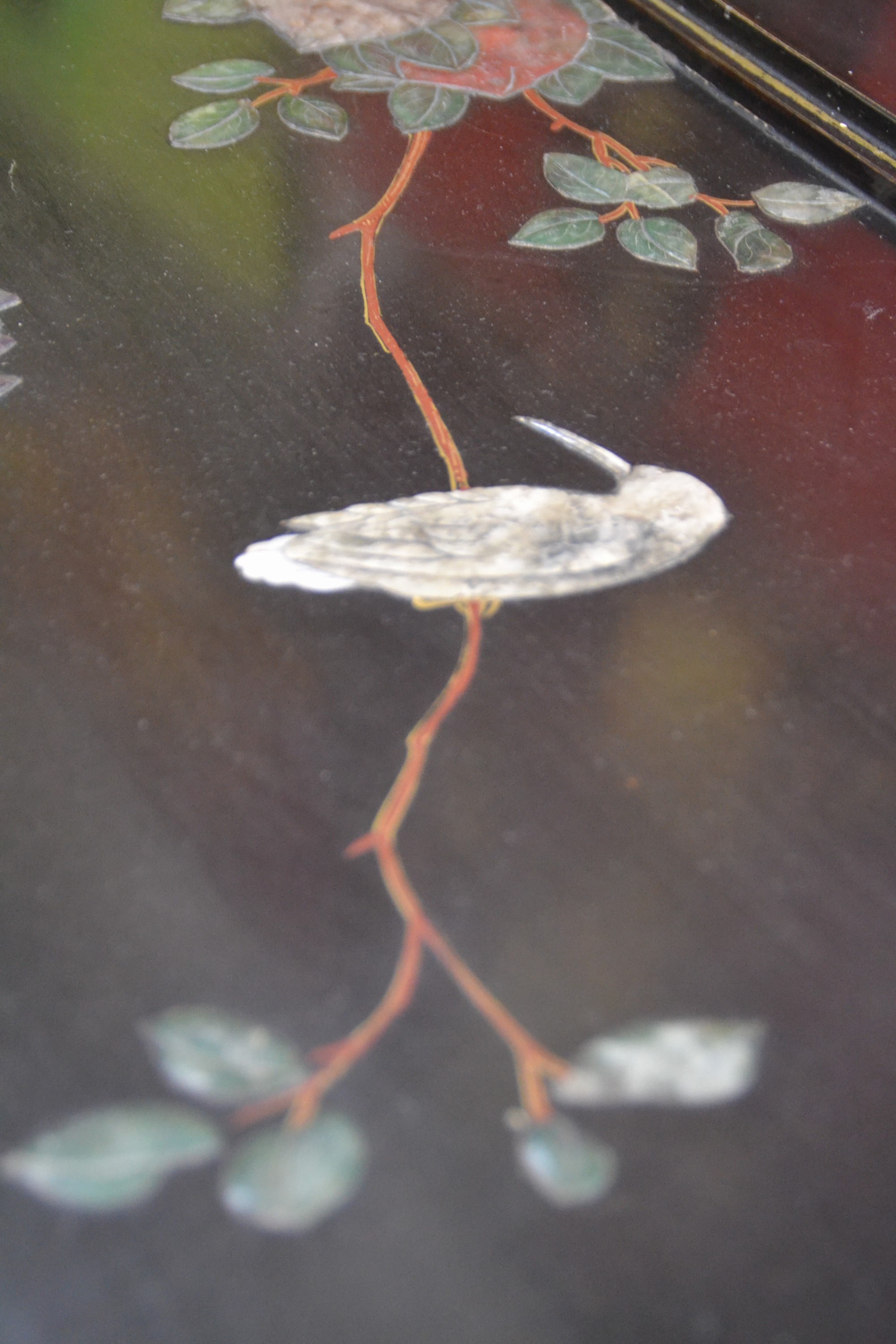 Detail d: Tisch/Couchtisch, China, 2. Hälfte 20. Jh., schwarz lackiert mit Specksteinauflagen, Früchtedekor und Zweige, ca. 44 x 120 x 58 cm,EZ 2-3