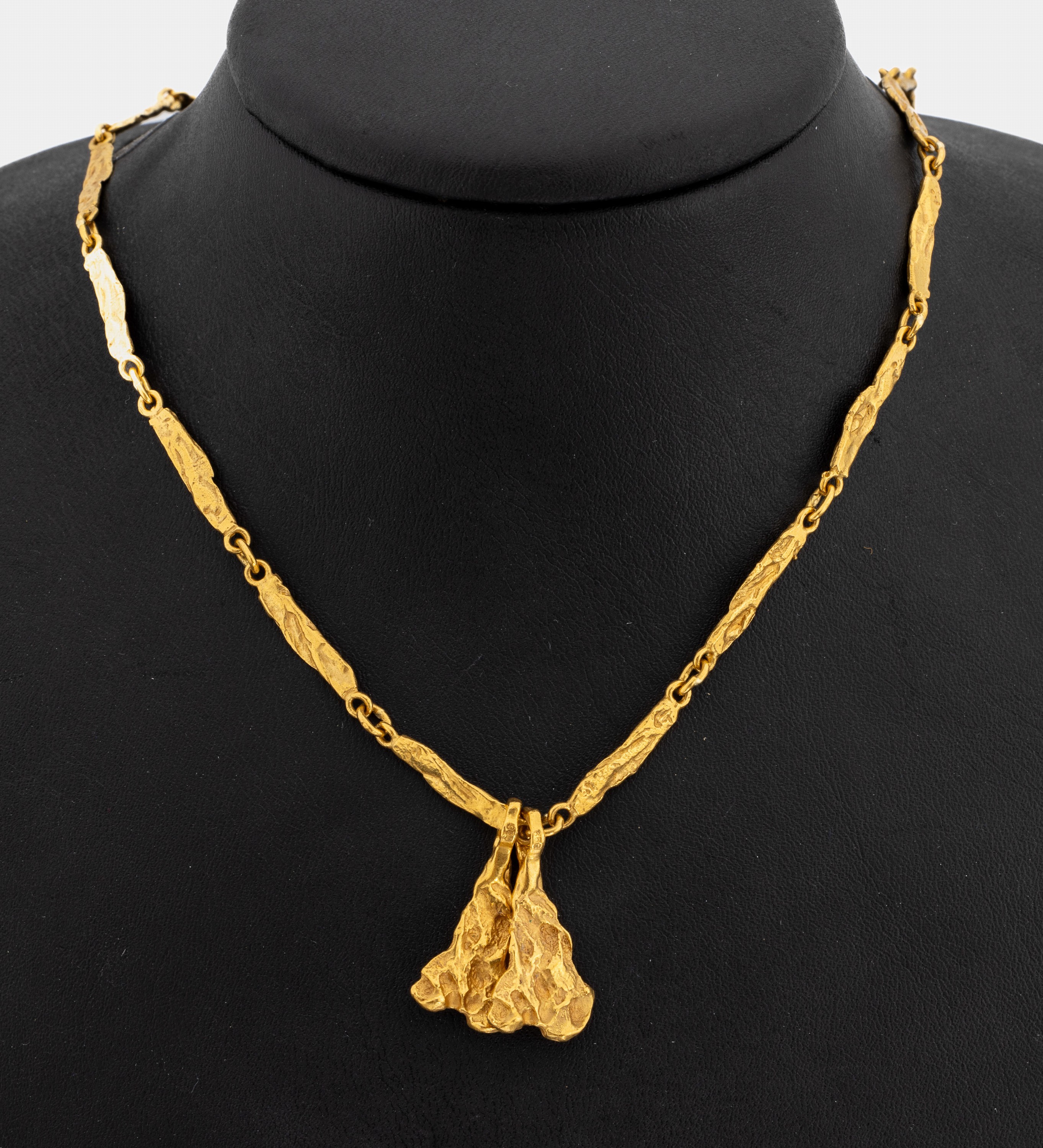 24 kt Gold Collier, GG 999/000, einzelne gepresste Glieder, 2 bewegl. Abhängungen, Karabinerschließe GG 750/000, L. Abhängung ca.2.5 cm, L. ca. ...