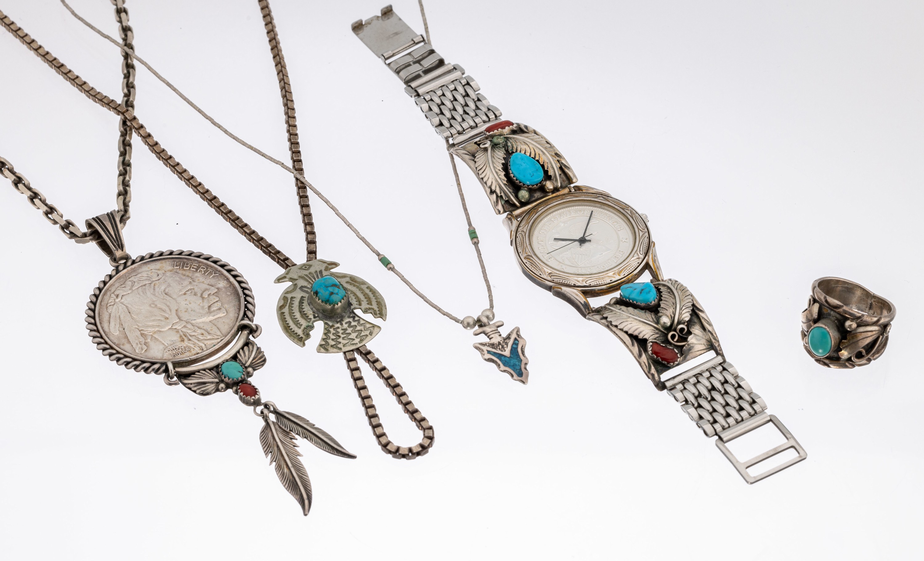 Konvolut Navajo Schmuck, 925er Silber, best. aus: 1x Armbanduhr, 1x Ring und 3 Colliers, Türkis- und Koralleneinlagen, typ. Federdekor bzw. ...
