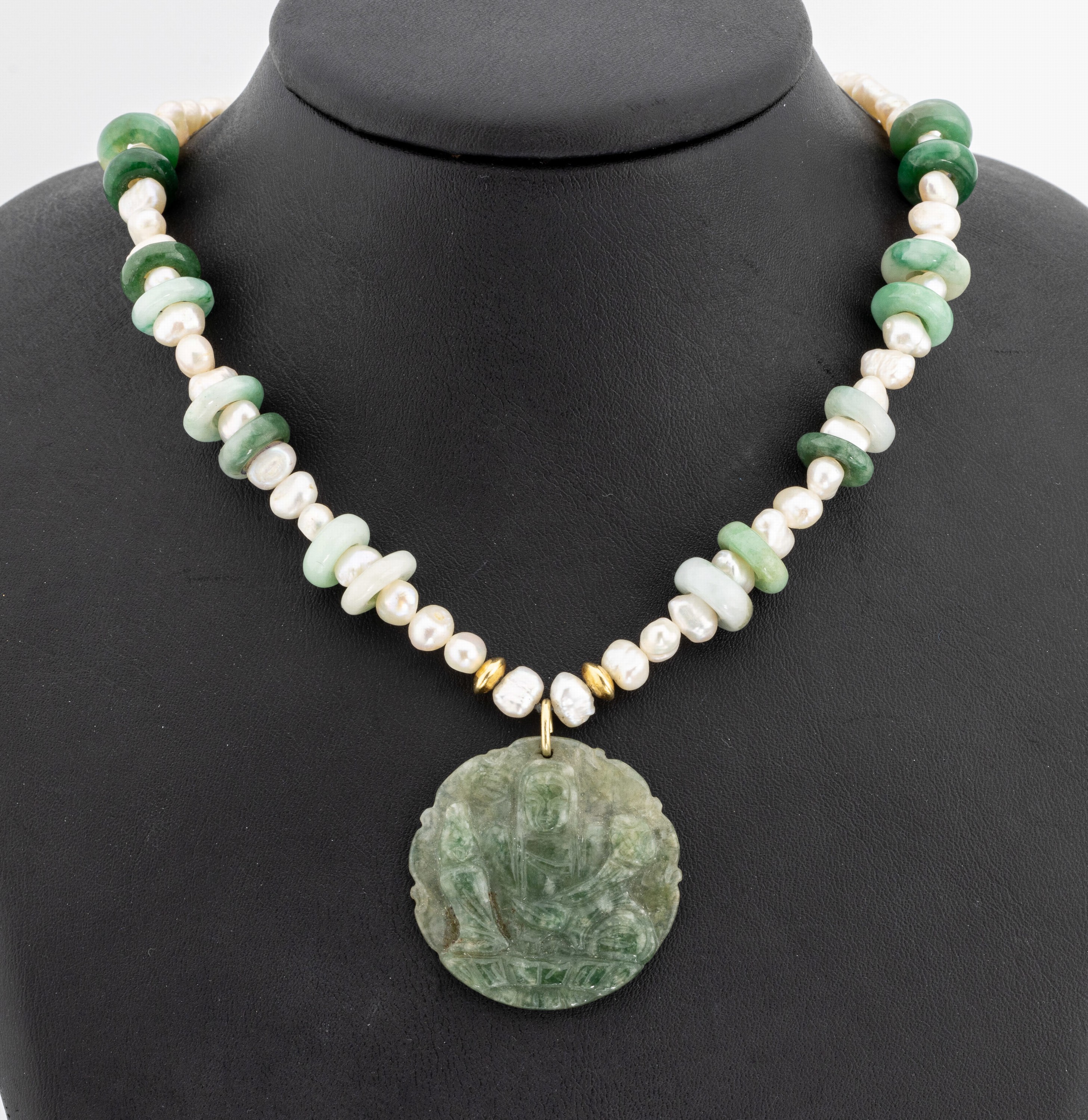 Zuchtperl-Jade-Collier mit 14 kt Gold Schließe, GG 585/000, Kette aus unrunden Zuchtperlen, Jadescheiben in versch. Farbnuancen als ...