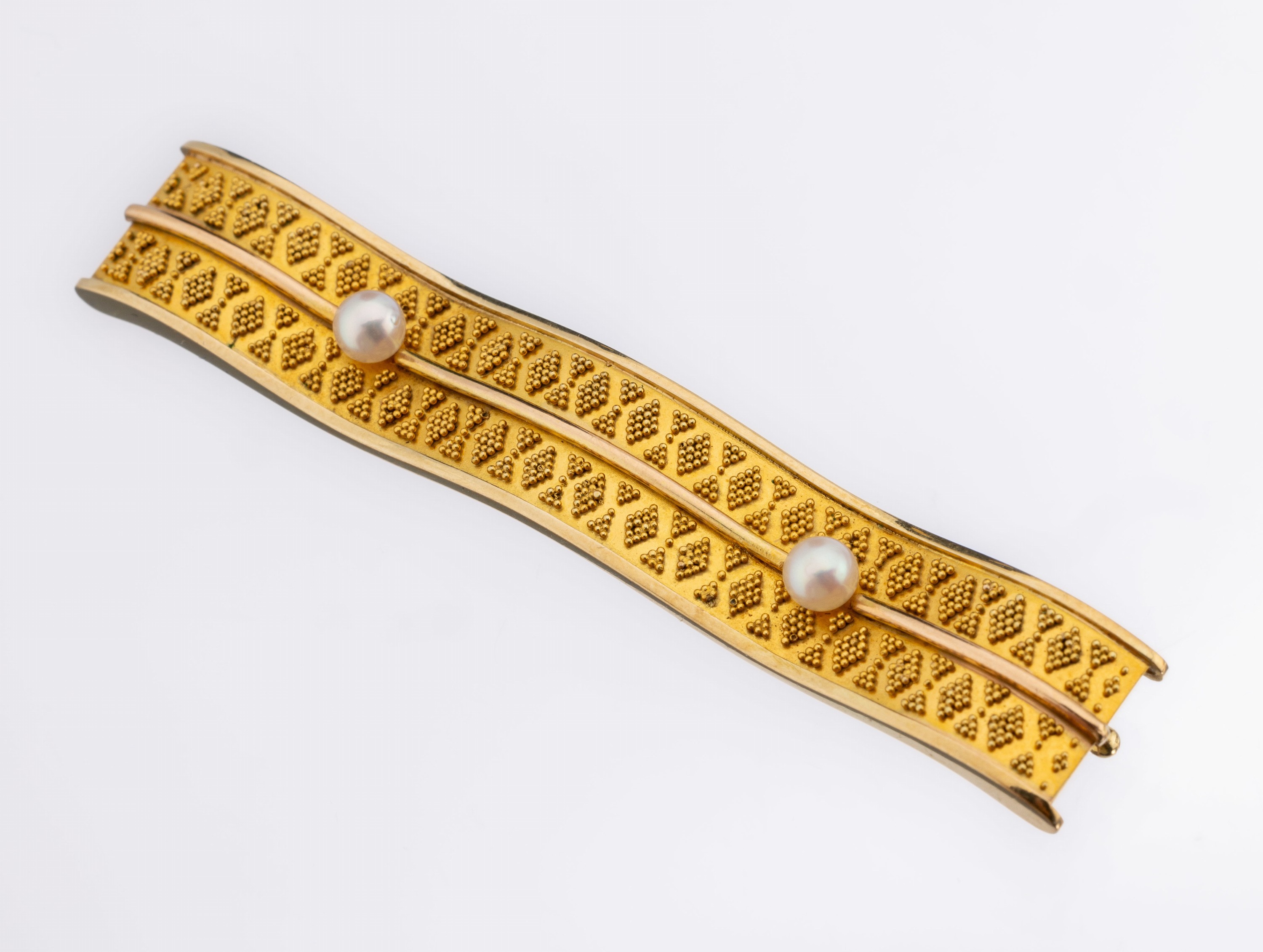 14 kt Gold Zuchtperl-Brosche, 1950er Jahre, GG 585/000, geschwungen, feine Granulate in Rauten und Dreiecken, 2 kl. Zuchtperlen, L. ca. 6 cm, ca. 6.9 ...