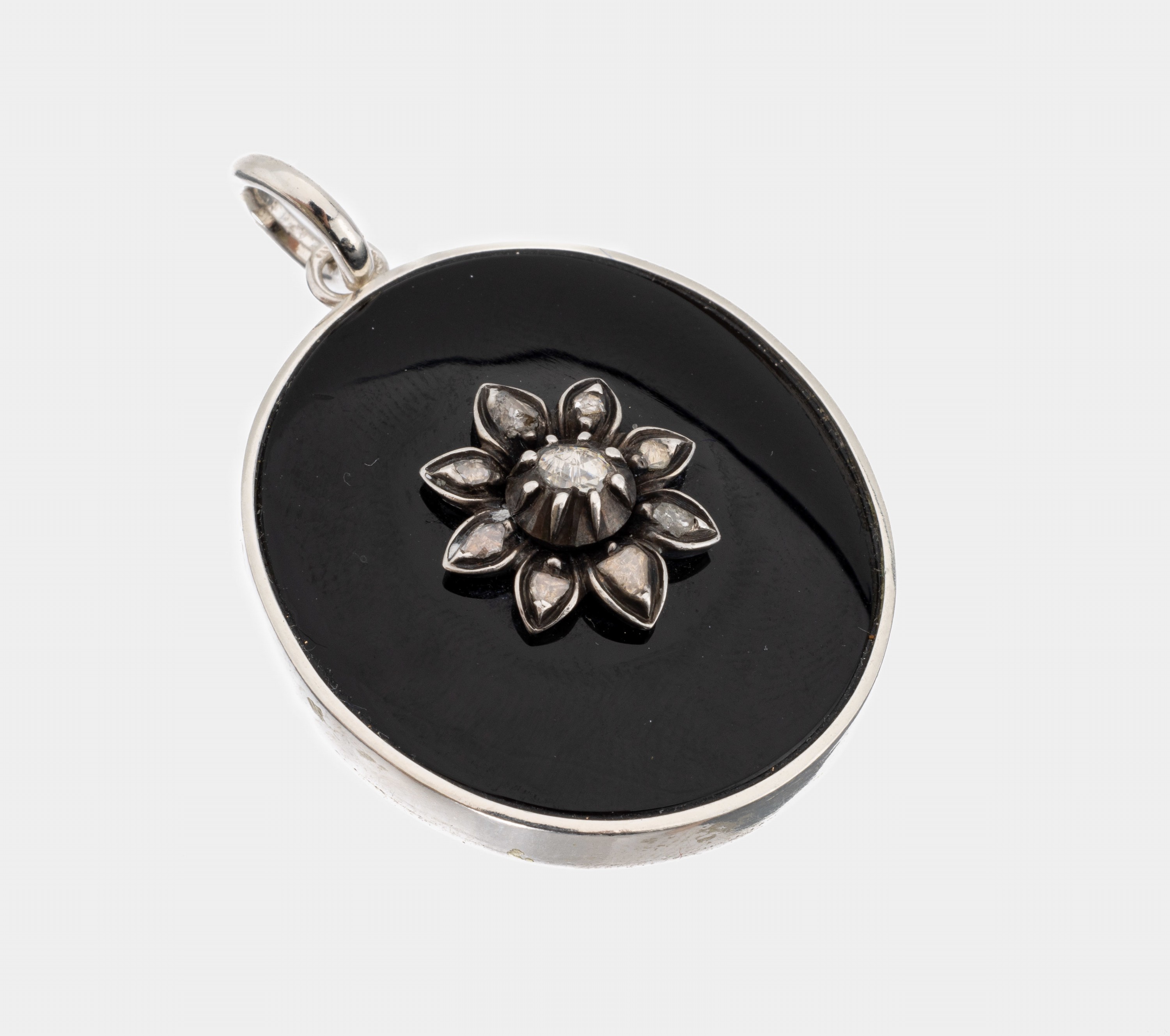 Onyx-Diamant-Anhänger, 925er Silber, ovale Form, Onyxeinlage, mittig aufgelegte Blüte aus älterem Zusammenhang mit kl. Diamantrosen, ca. 4.4 x ...