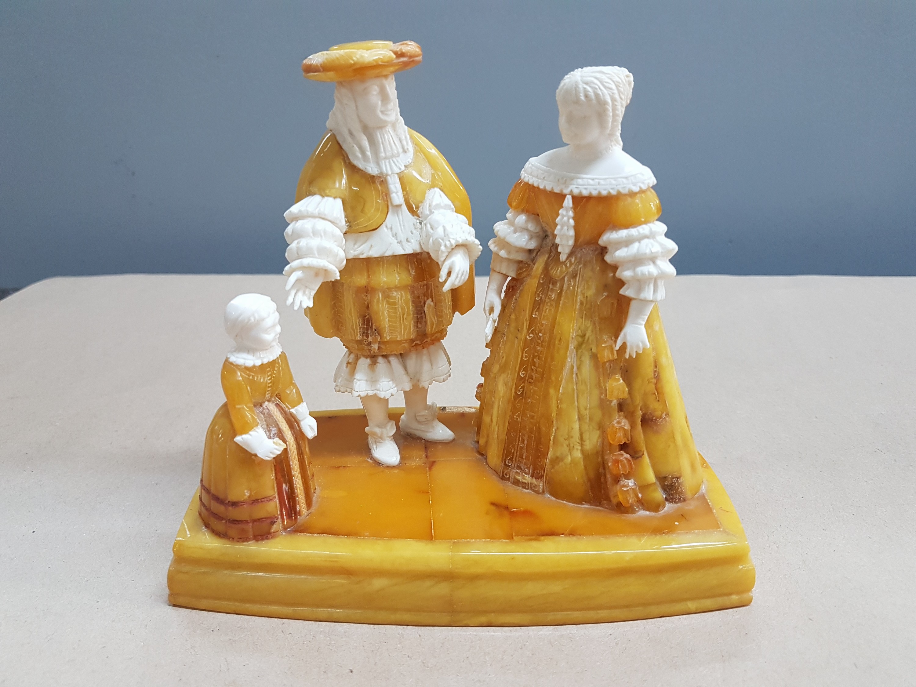 Detail a: Figurengruppe, Alfred Schlegge, 1923 - 2015 Detmold, Elfenbein und Bernstein geschnitzt, aristokratische Familie, Mutter, Vater und Kind auf ...