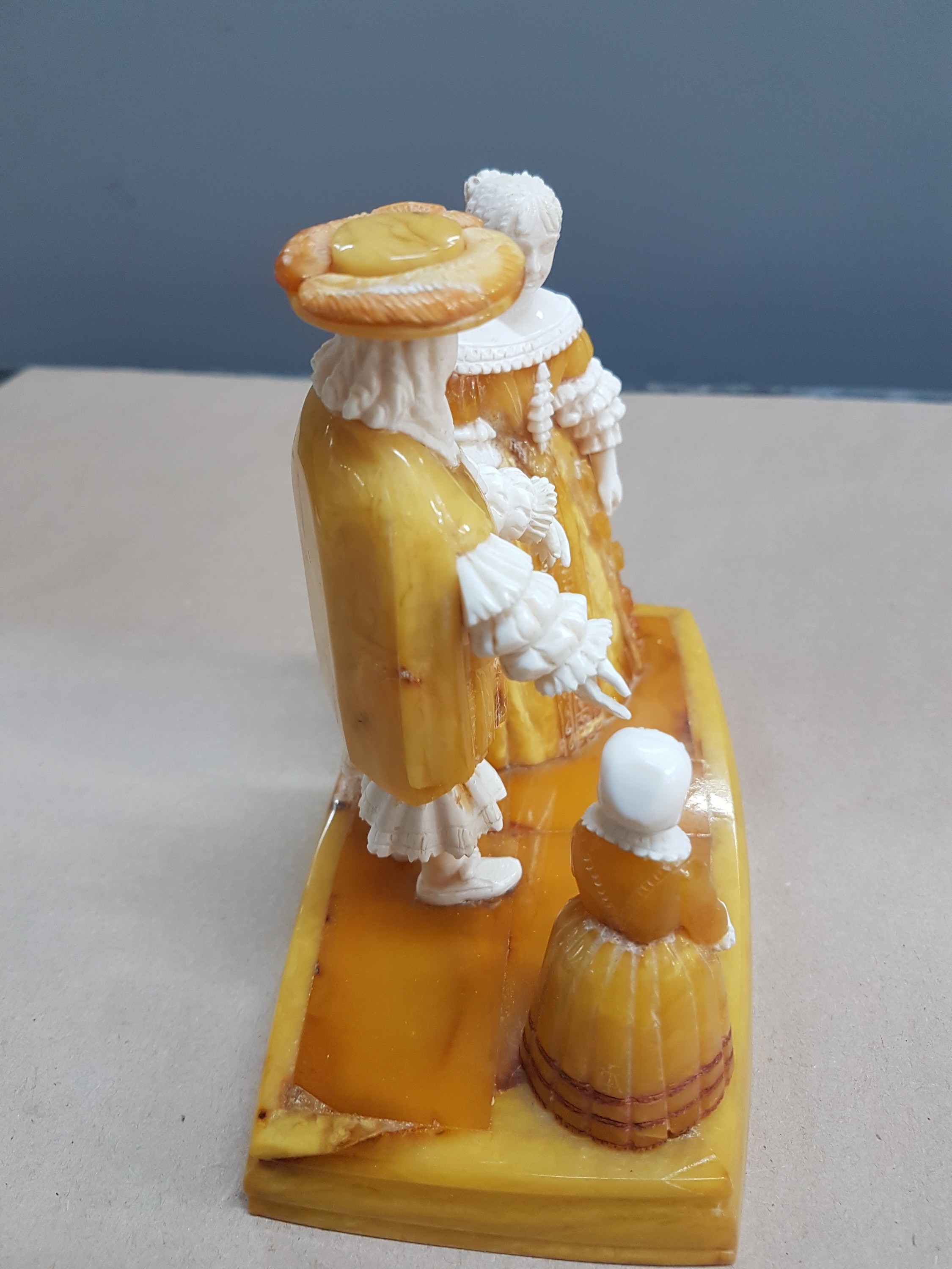 Detail b: Figurengruppe, Alfred Schlegge, 1923 - 2015 Detmold, Elfenbein und Bernstein geschnitzt, aristokratische Familie, Mutter, Vater und Kind auf ...