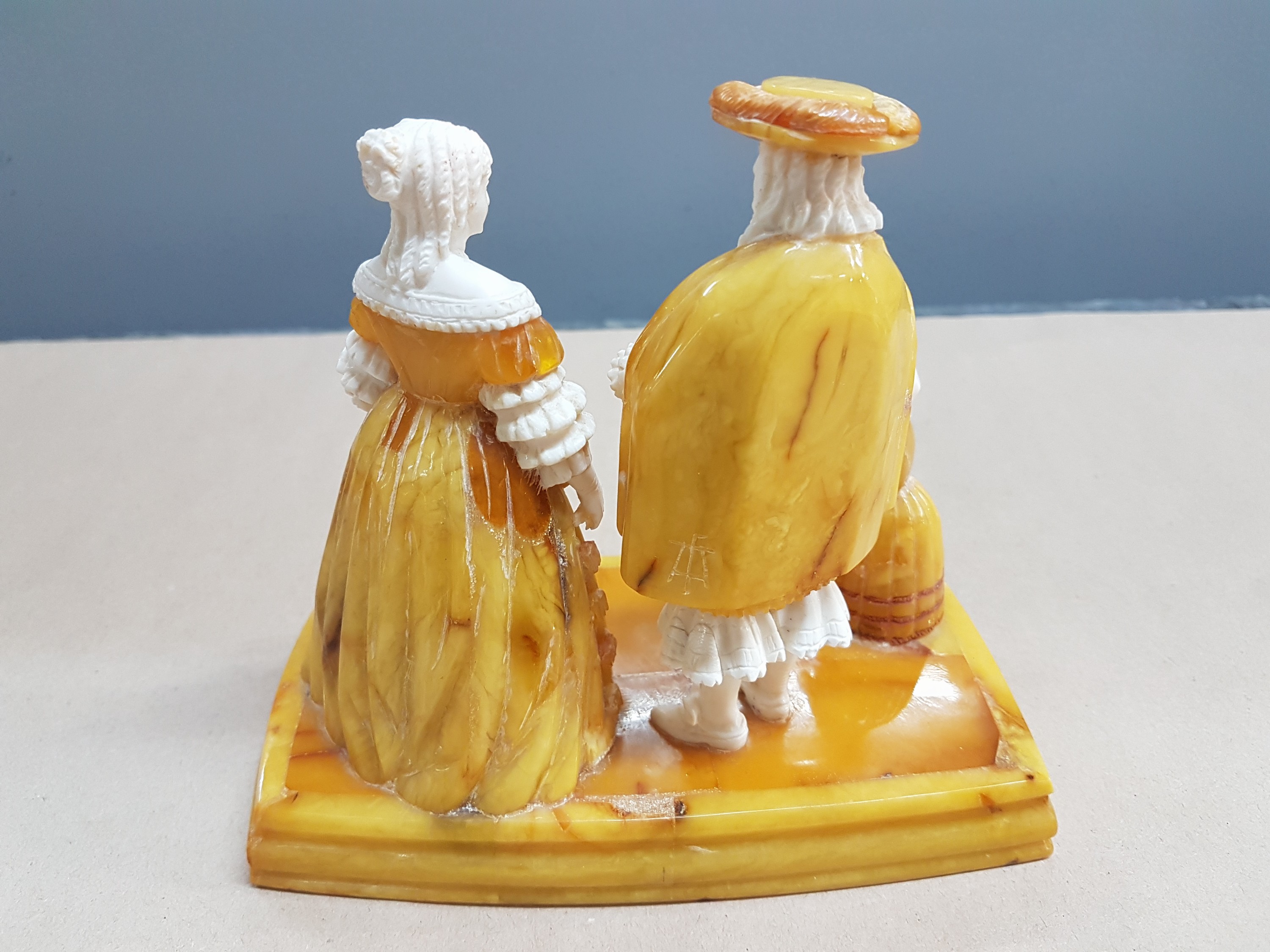 Detail c: Figurengruppe, Alfred Schlegge, 1923 - 2015 Detmold, Elfenbein und Bernstein geschnitzt, aristokratische Familie, Mutter, Vater und Kind auf ...