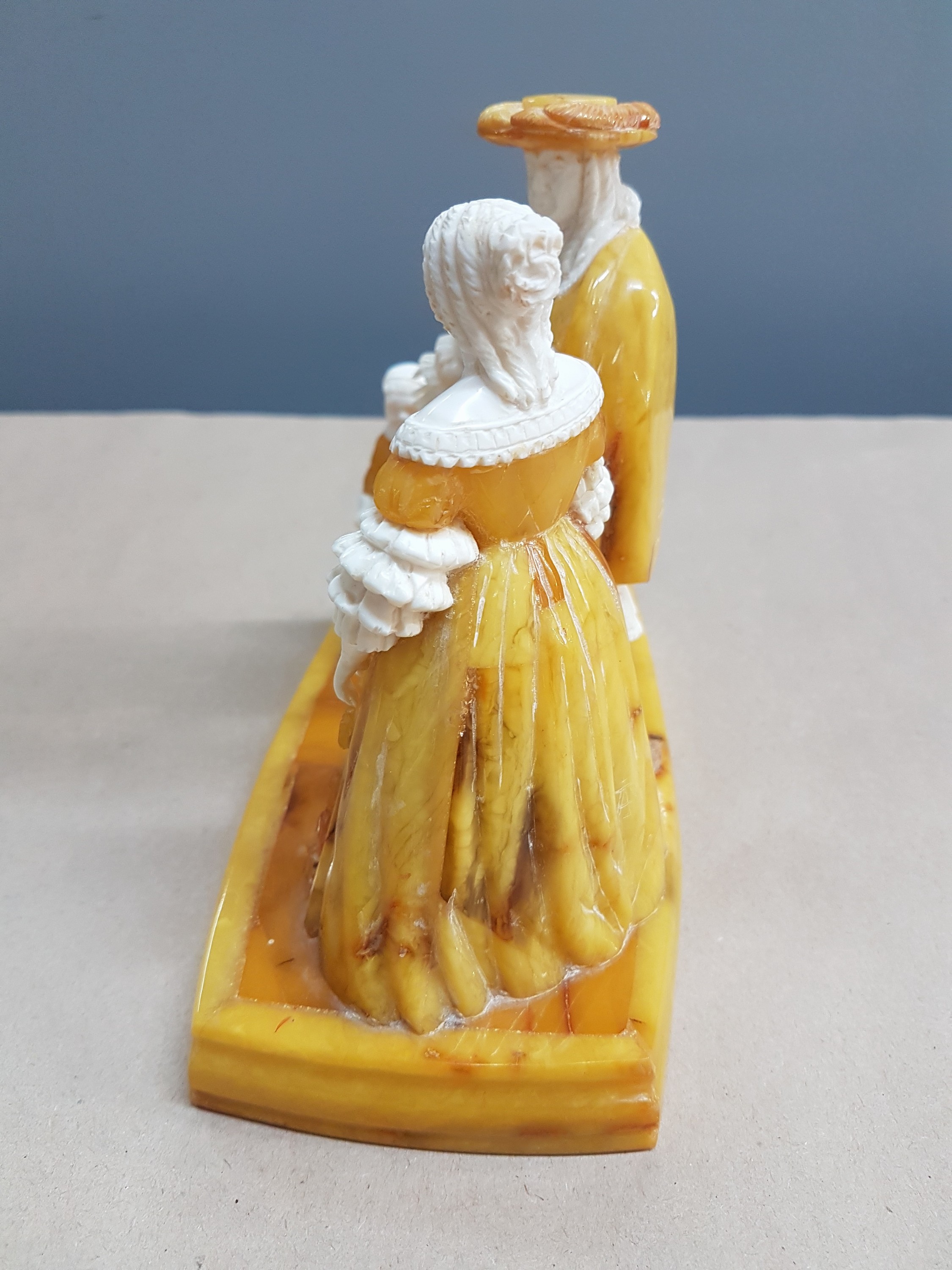 Detail d: Figurengruppe, Alfred Schlegge, 1923 - 2015 Detmold, Elfenbein und Bernstein geschnitzt, aristokratische Familie, Mutter, Vater und Kind auf ...