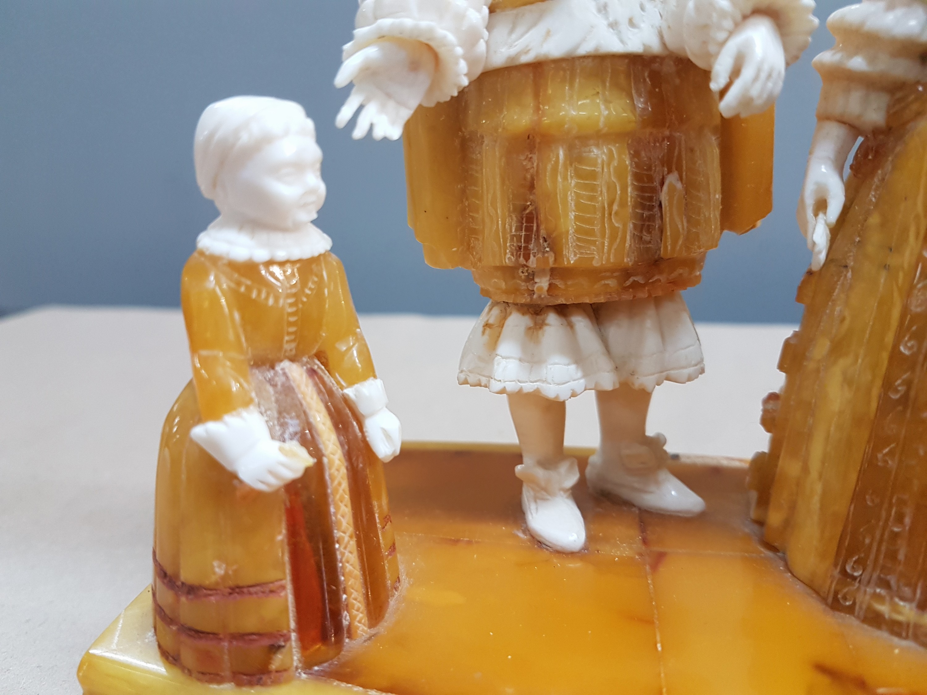 Detail e: Figurengruppe, Alfred Schlegge, 1923 - 2015 Detmold, Elfenbein und Bernstein geschnitzt, aristokratische Familie, Mutter, Vater und Kind auf ...