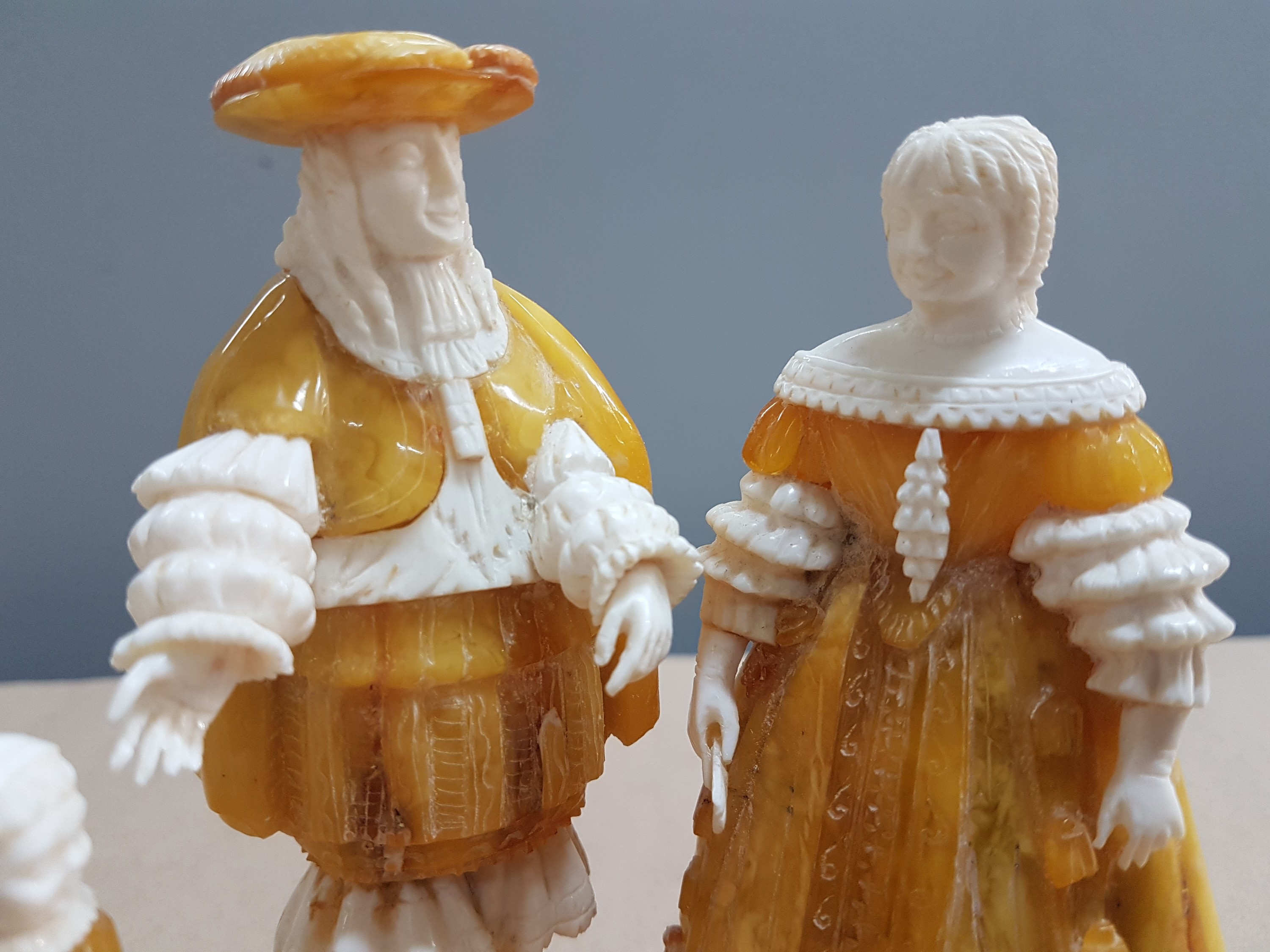 Detail f: Figurengruppe, Alfred Schlegge, 1923 - 2015 Detmold, Elfenbein und Bernstein geschnitzt, aristokratische Familie, Mutter, Vater und Kind auf ...