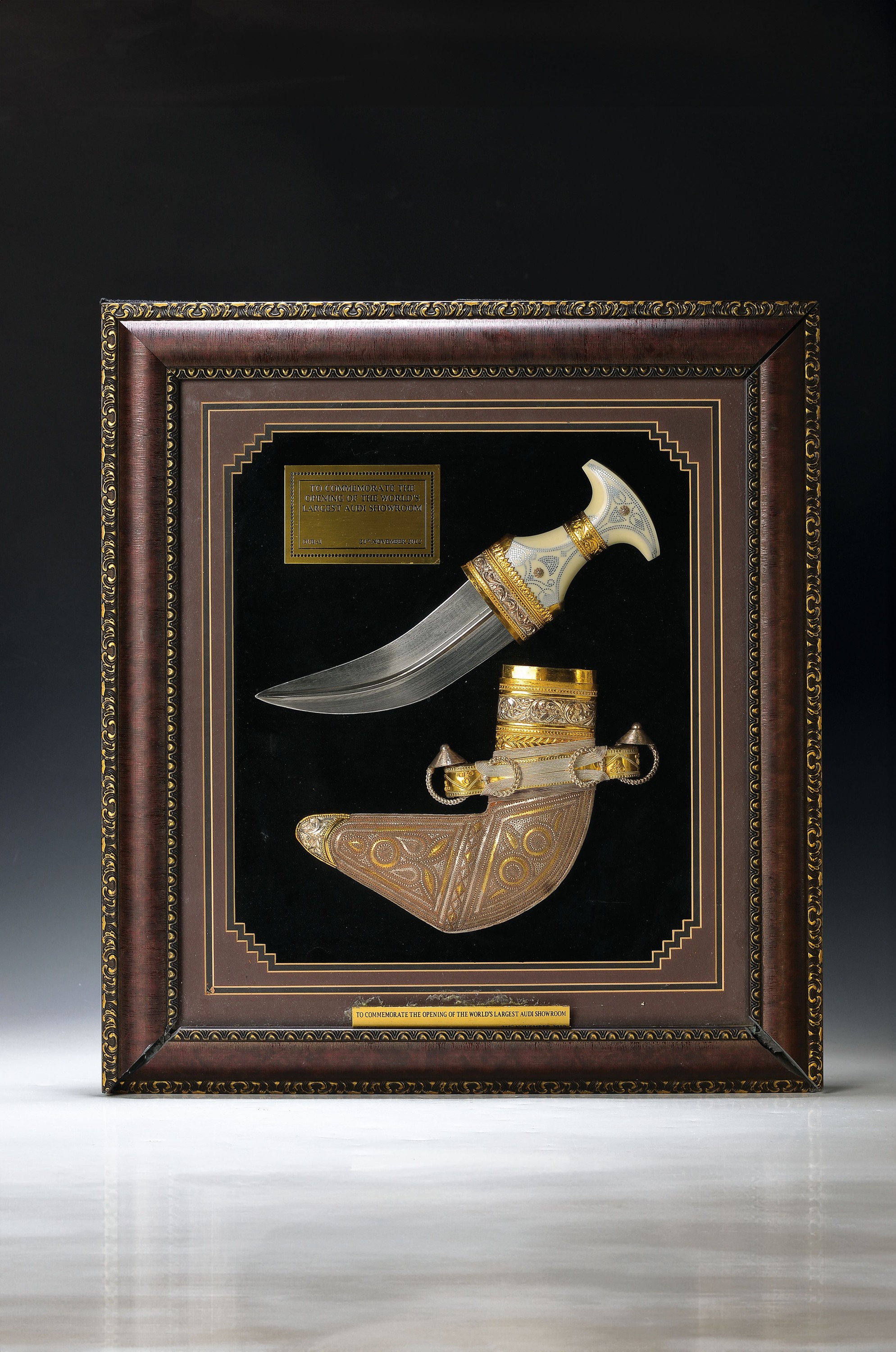 Geschenk-Djambia, Dubai, dat. 2012, Griffknebel auf vergoldetem Silber, mit Kunststoff und Silberstiften verziert, Scheide aus z.T. vergoldetem ...