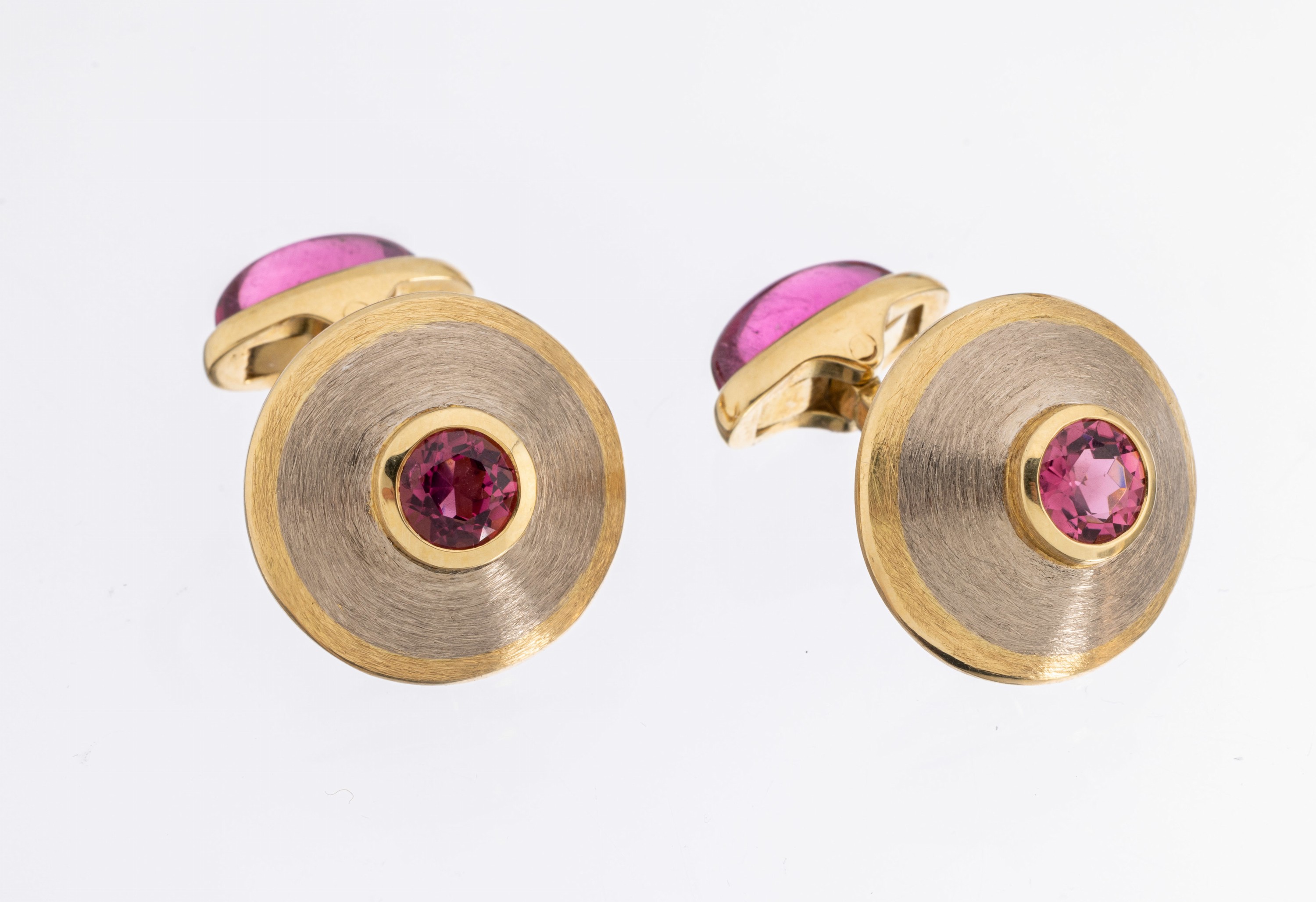 Paar 18 kt Gold Turmalin-Manschettenknöpfe, GG/WG 750/000, schwere qualitätvolle Verarbeitung, Oberfläche part. sat., 2 rundfacett. Turmaline und ...