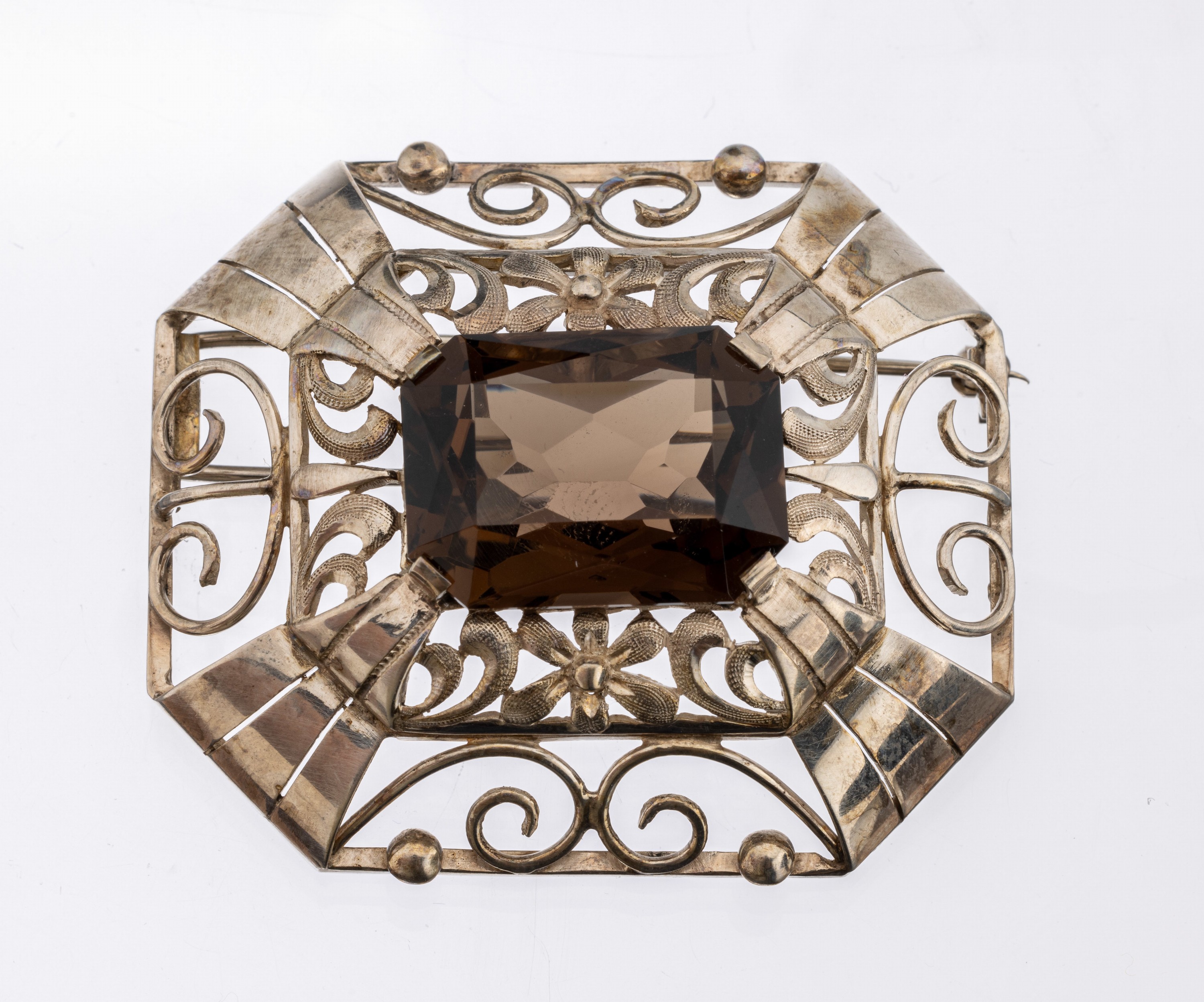 Rauchquarz-Brosche, um 1930, Silber gepr., deutsch, architektonischer Aufbau mit geschwungenen Elementen, mit facett. Rauchquarz, ca. 5.2 x 4.5 cm, ...