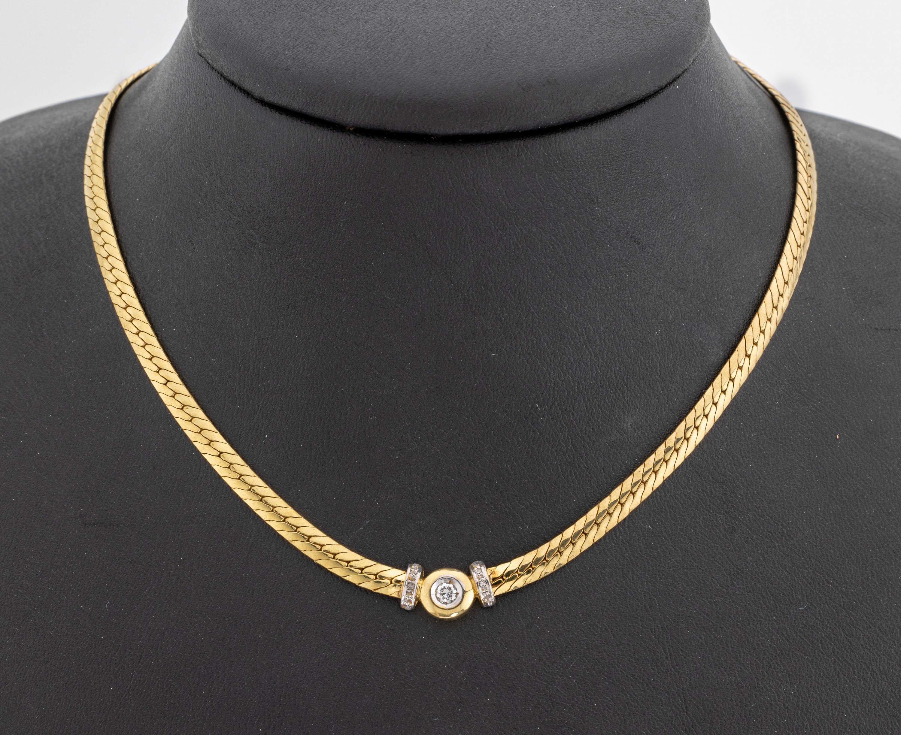 14 kt Gold Diamant-Collier, GG 585/000, Mittelteil mit 1 Brillant und 6 8/8-Diamanten zus. ca. 0.10 ct Weiß/si, L. ca. 43 cm, Karabinerschließe, ...