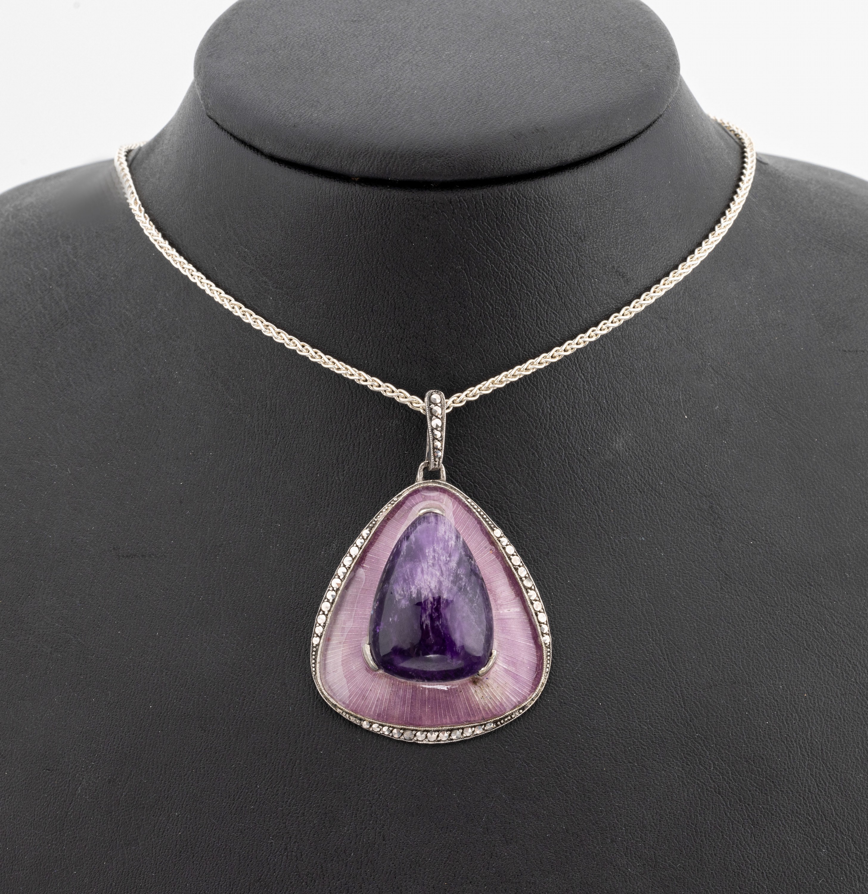 Amethyst-Markasit-Anhänger, Silber gepr., mittig gr. Amethyst-Cabochon in Tropfenform, transluzides Email auf guillochiertem Grund (min besch.), an ...
