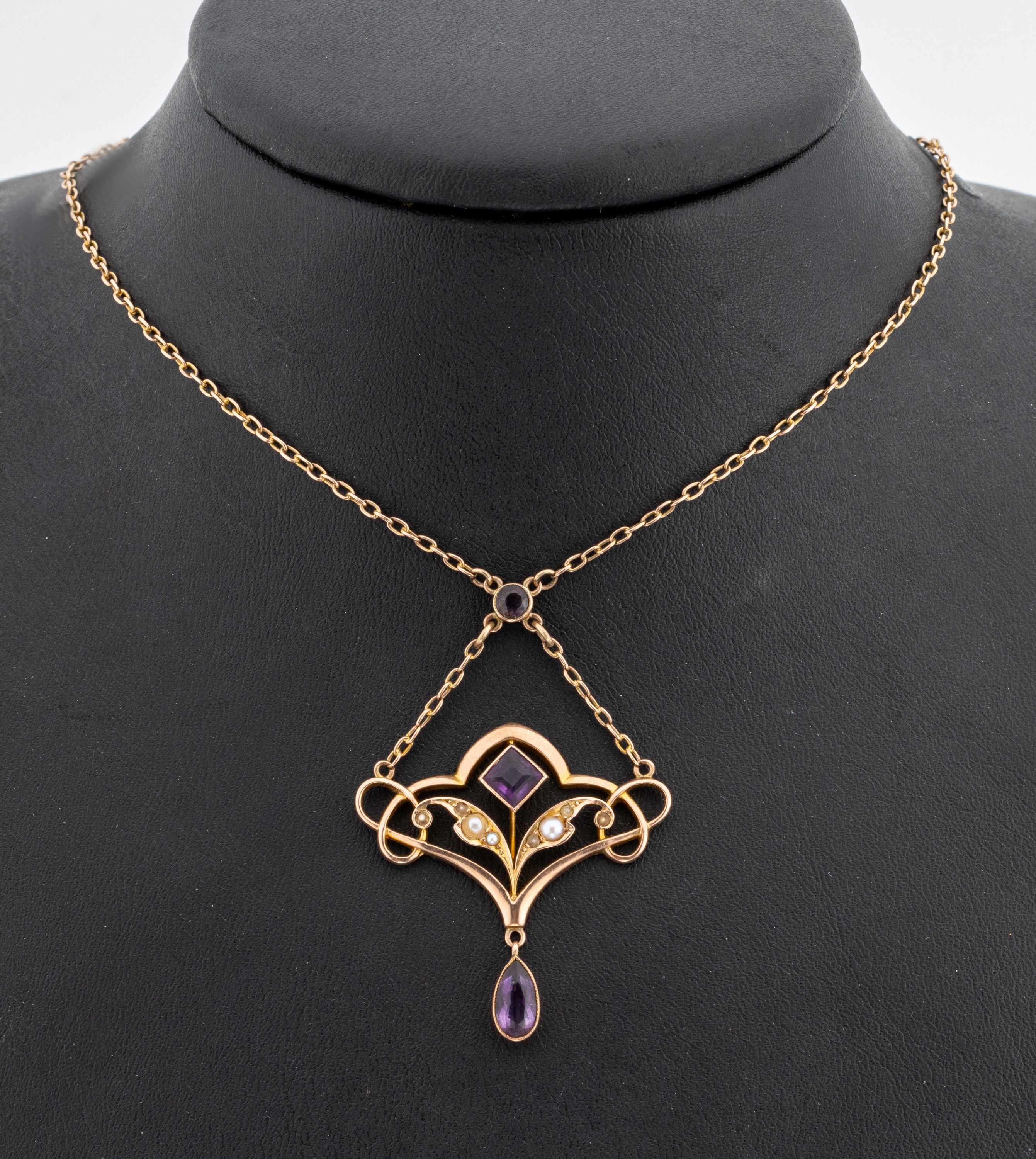 9 kt Gold Amethyst-Perl-Collier, um 1900, RG 375/000, England, geometrisches Mittelteil mit 3 Amethysten in versch. Schliffformen, kl.Flussperlen, ...