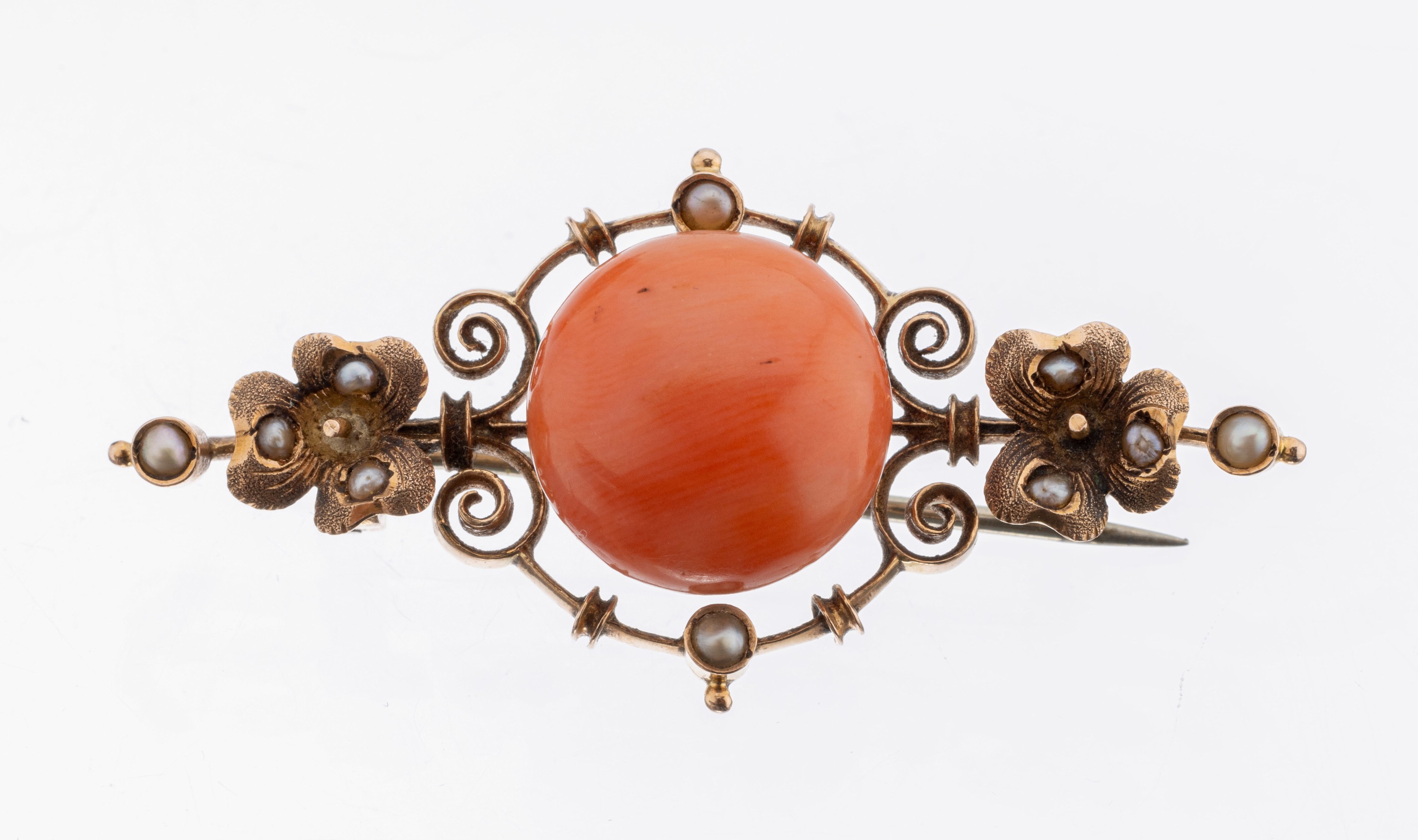 14 kt Gold Korallen-Brosche, um 1890, GG 585/000 gepr., geschwungene Gestaltung, mittigrunder Korallencabochon, kl. Flussperlen, ca. 5.8 g, Versand ...