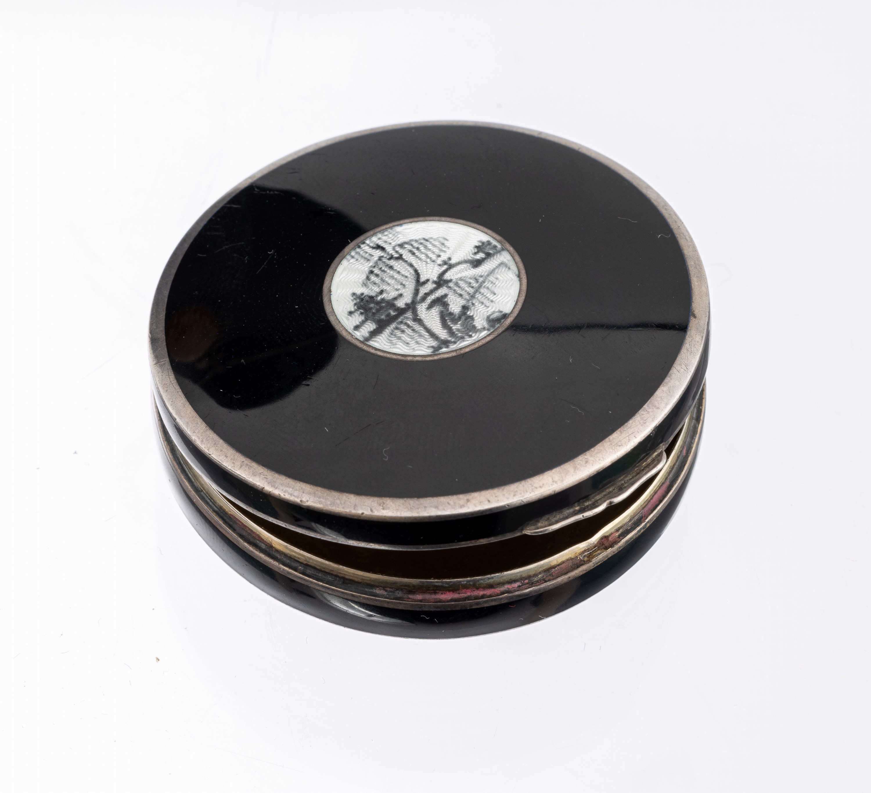 Puderdose, Silber, Japan, 1950/60er Jahre, außen schwarz emailliert, Deckel mit Einlage, transluzides Email, Darstellung einesAnglers, innen ...