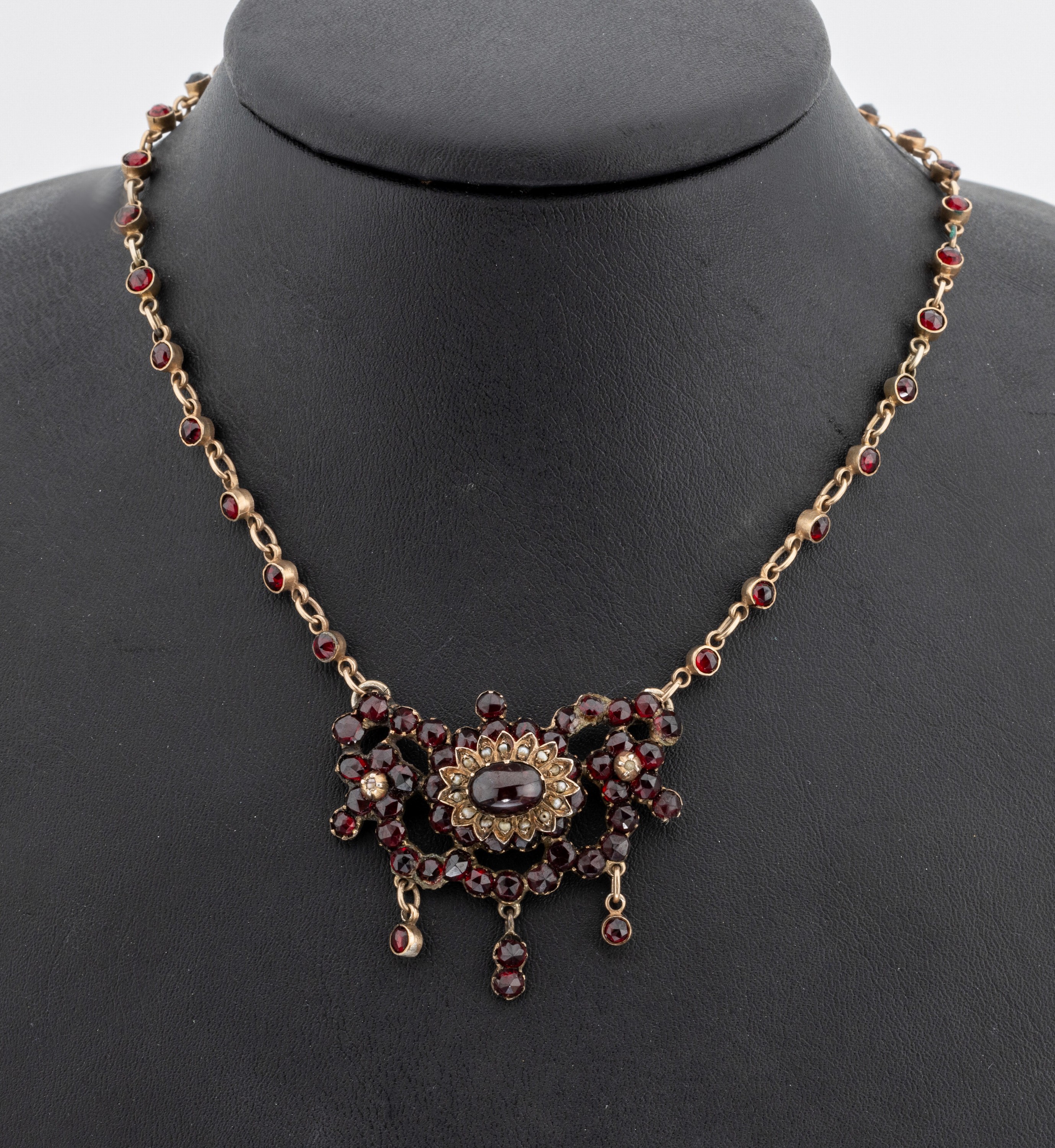 Granat-Collier, um 1900, Metall vergoldet, Mittelteil mit 3 bewegl. Abhängungen, Granate in versch. Größen und Formen, kl. Saatperlen, L. ca. 46 ...