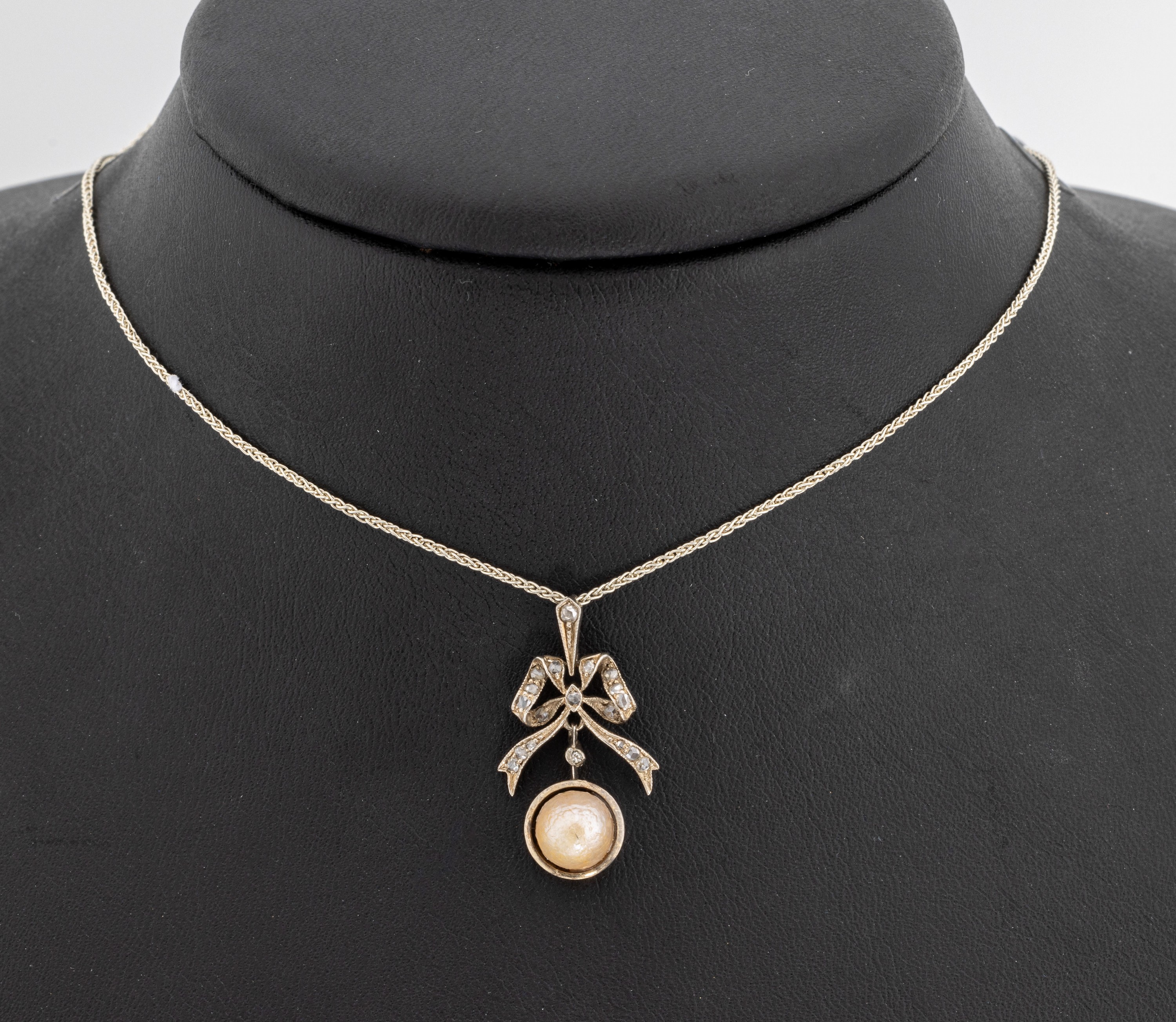 14 kt Gold Diamant-Perl-Anhänger, WG 585/000, nach älterem Vorbild, Schleifenform, kl. Diamant-Rosen, bewegl. abgehängte Perle (abgetragen) an ...