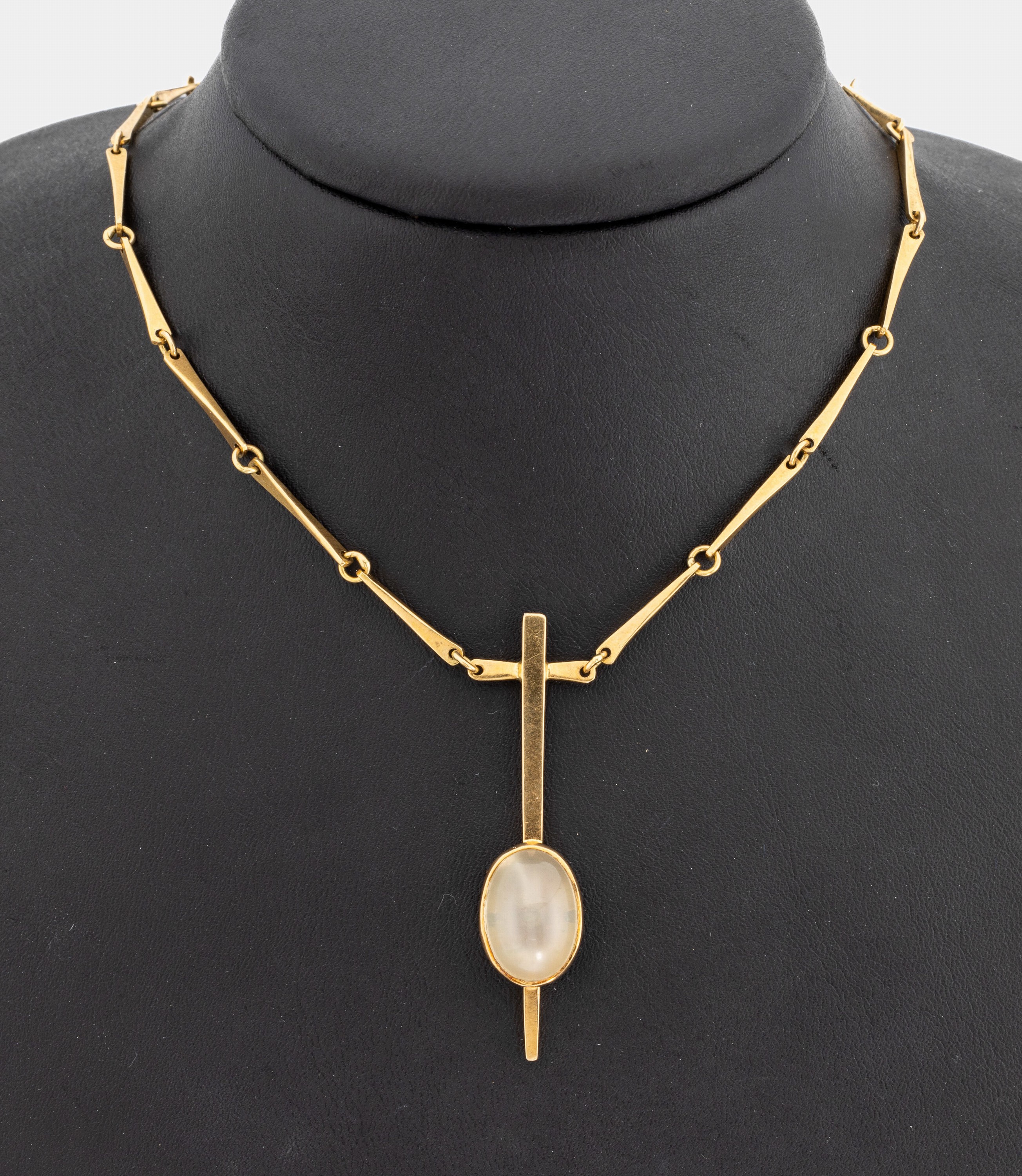18 kt Gold Mondstein-Collier, GG 750/000, längliches Mittelteil mit ovalem Mondstein- Cabochon, längliche Kettenglieder, L. ca. 46 cm, ...