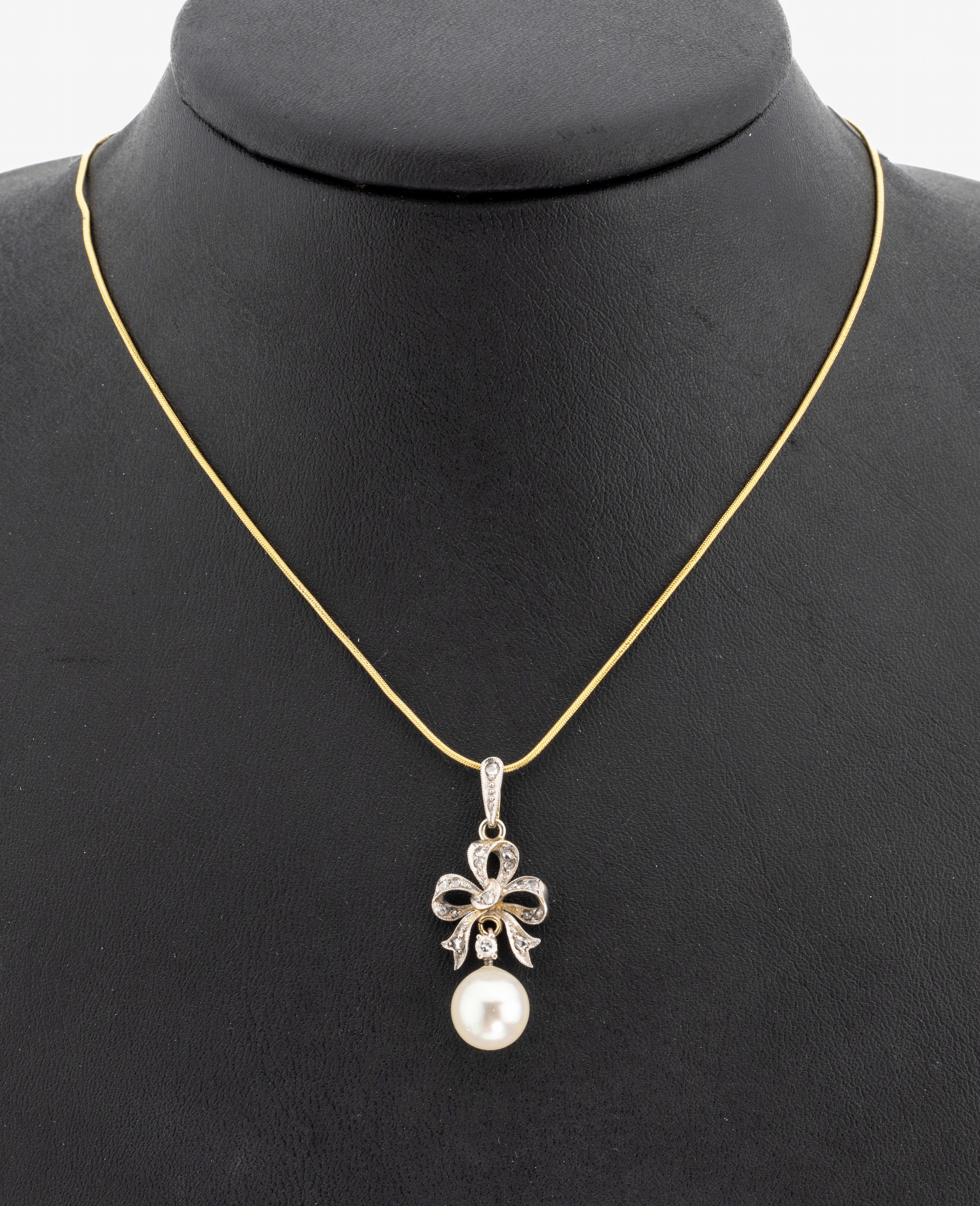 18 kt Gold Diamant-Perl-Anhänger, GG 750/000, schleifenförmig, 1 Brillant und 15 Diamantrosen zus. ca. 0.10 ct Weiß/p, bewegl. abgehängte ...