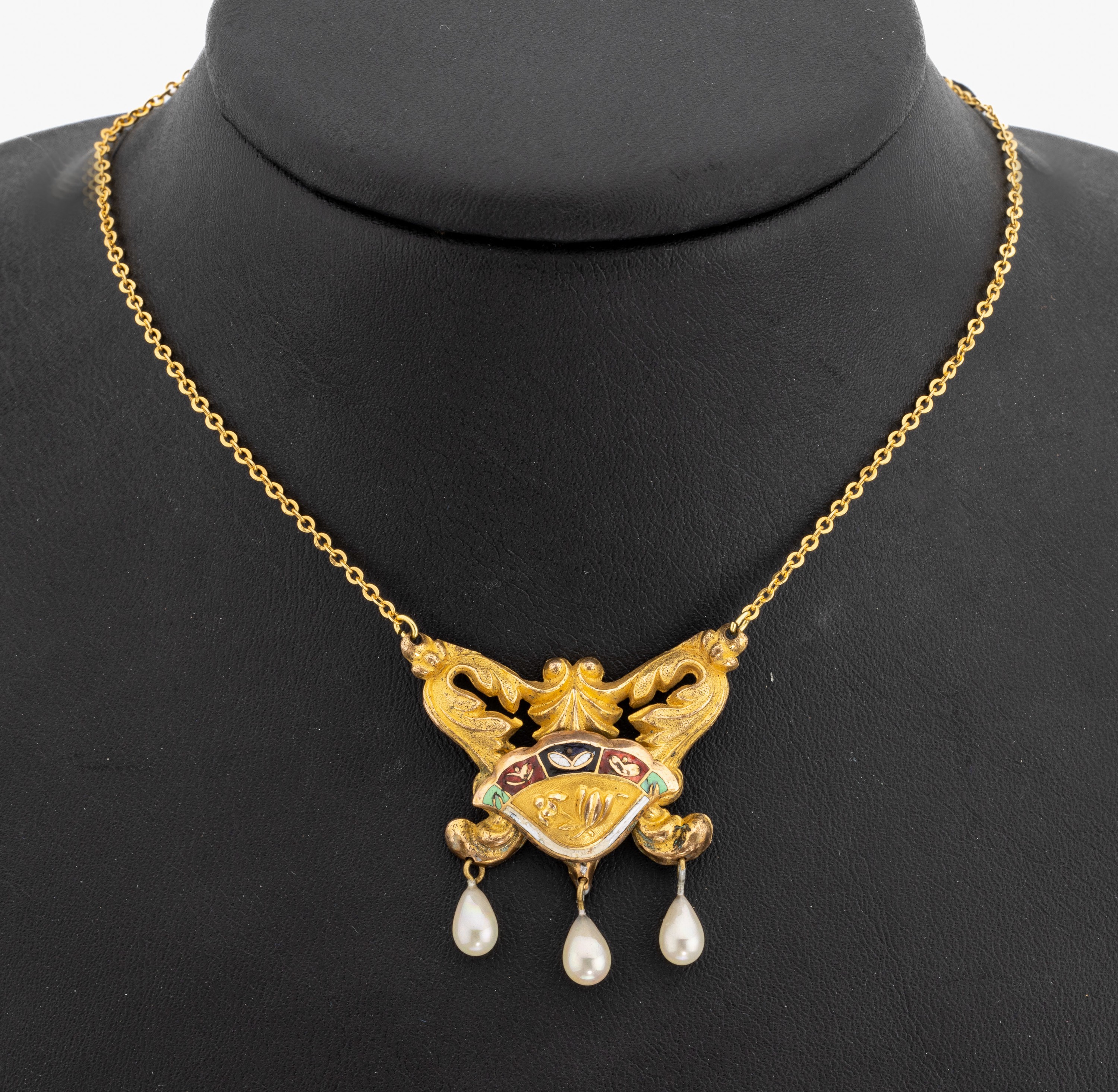 Perl-Email-Collier, Silber vergoldet, Mittelteil um 1820-40, Renaissance-Stil, 3 bewegl. abgehängte Perlen, part. polychrom emailliert (besch.), ...