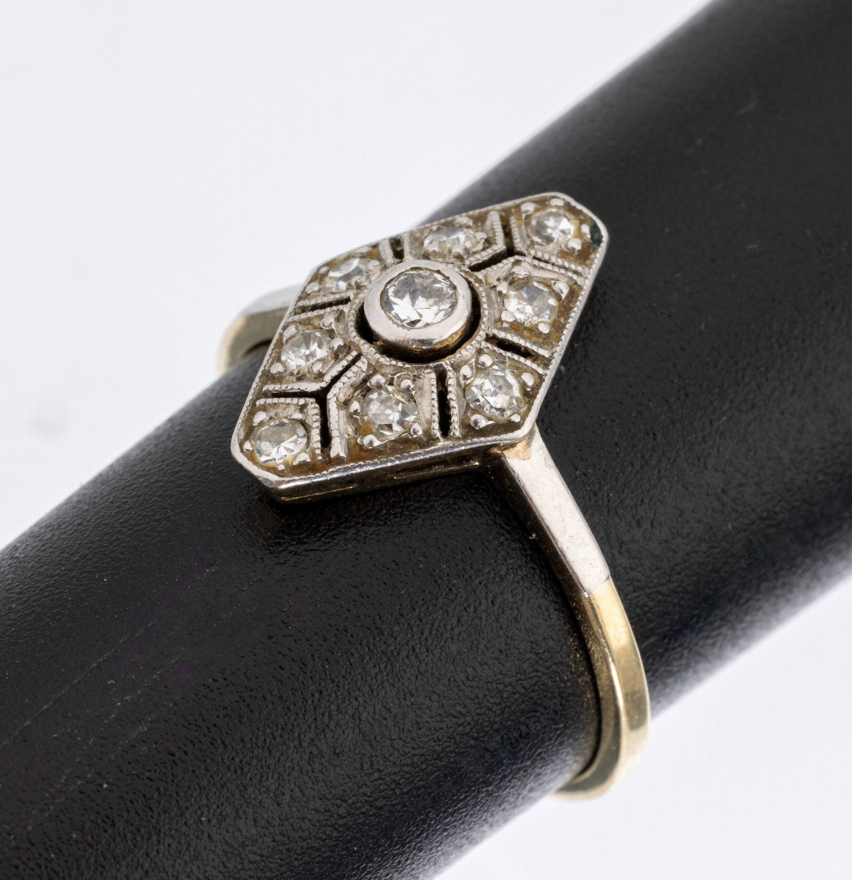 14 kt Gold Art Deco Diamant-Ring, um 1930, GG 585/000, rautenf. Ringkopf, durchbrochen gearbeitet, 1 Brillant und 8 8/8-Diamanten zus. ca. 0.12 ct ...