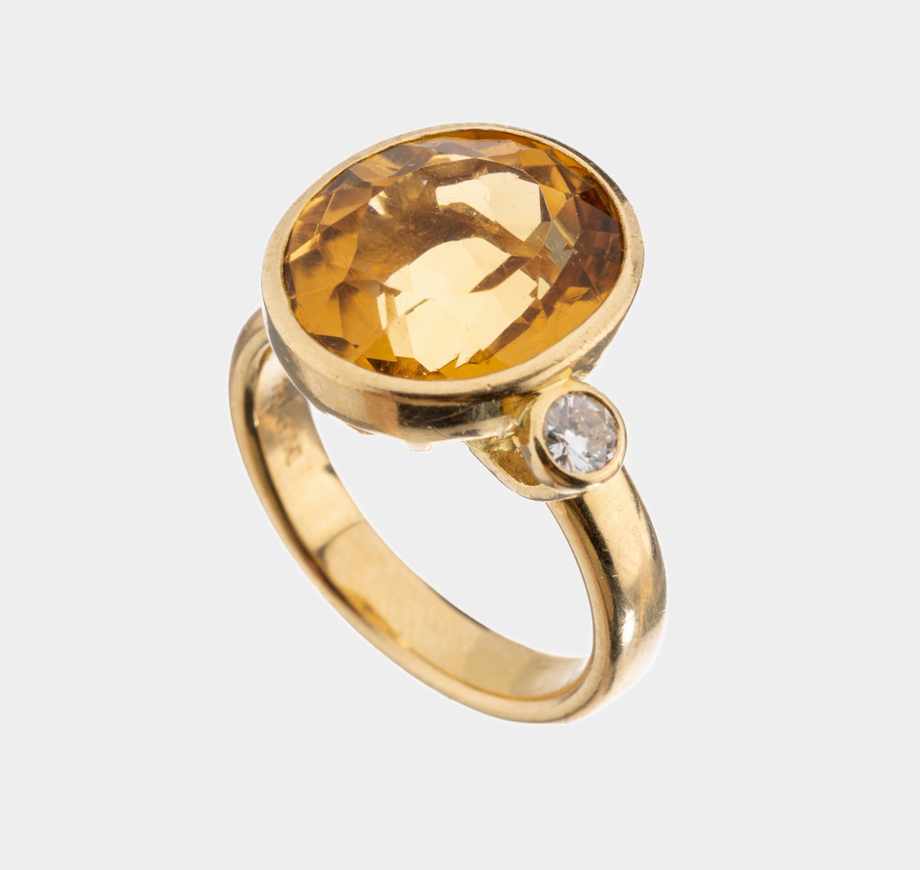 18 kt Gold Citrin-Brillant-Ring, GG 750/000ovalfacett. Citrin ca. 6.00 ct, 1 Brillant ca. 0.12 ct Weiß/si, RW 55, ca. 9.1 g