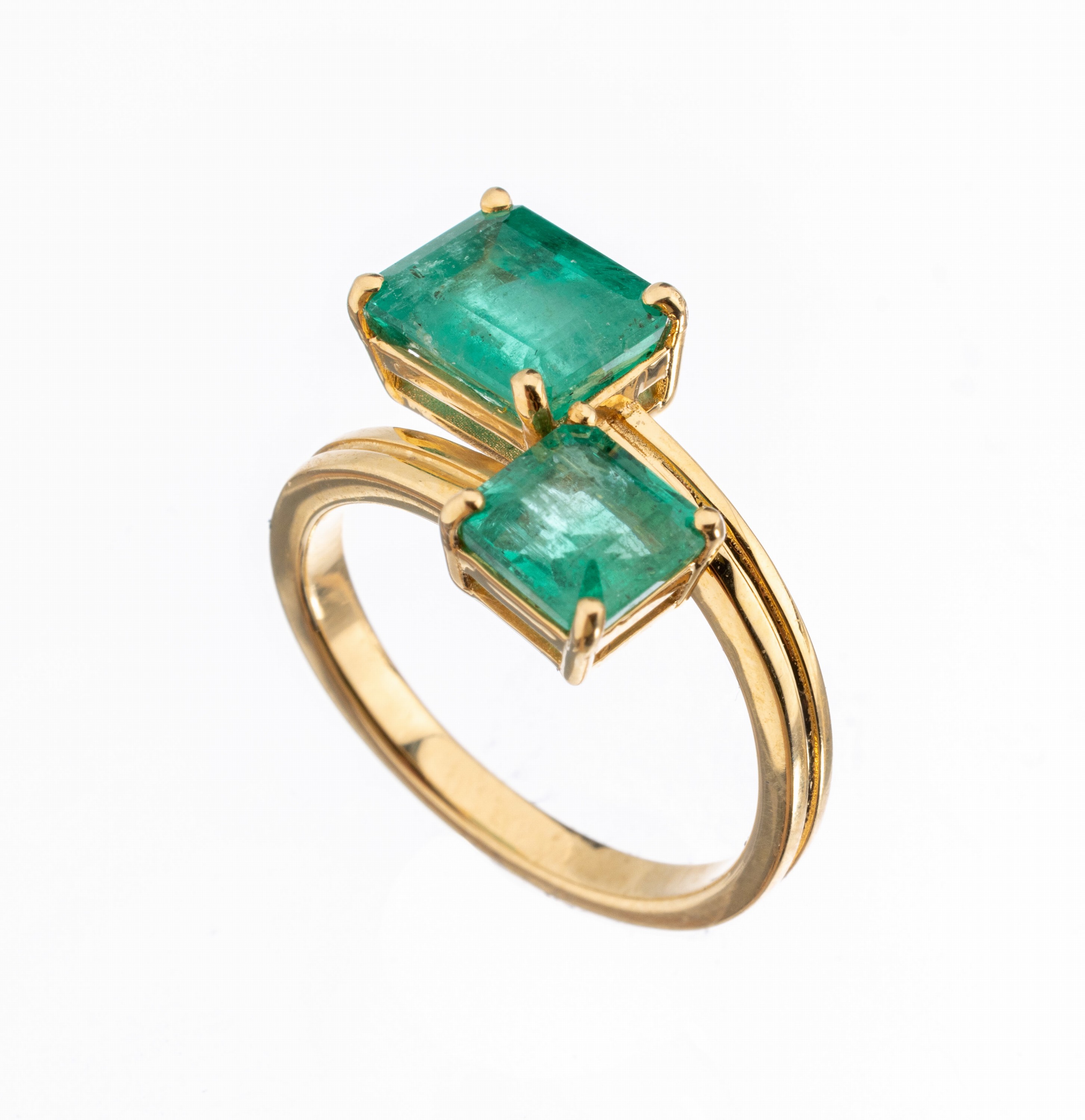 18 kt Gold Smaragd-Ring, GG 750/000, 2 Smaragde im Treppenschliff zus. ca. 2.00 ct,RW 53, ca. 4.9 g