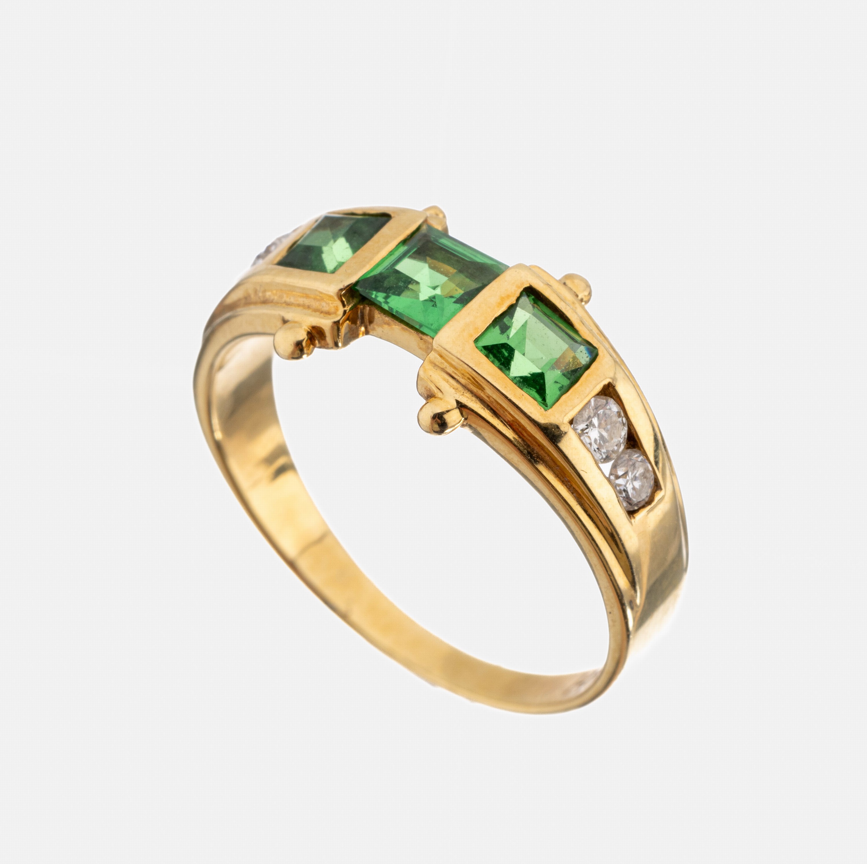 18 kt Gold Tsavorith-Brillant-Ring, GG 750/000, 3 Tsavorith-Carrees zus. ca. 0.60 ct,4 Brillanten zus. ca. 0.16 ct Weiß/si, RW 54, ca. 4.1 g