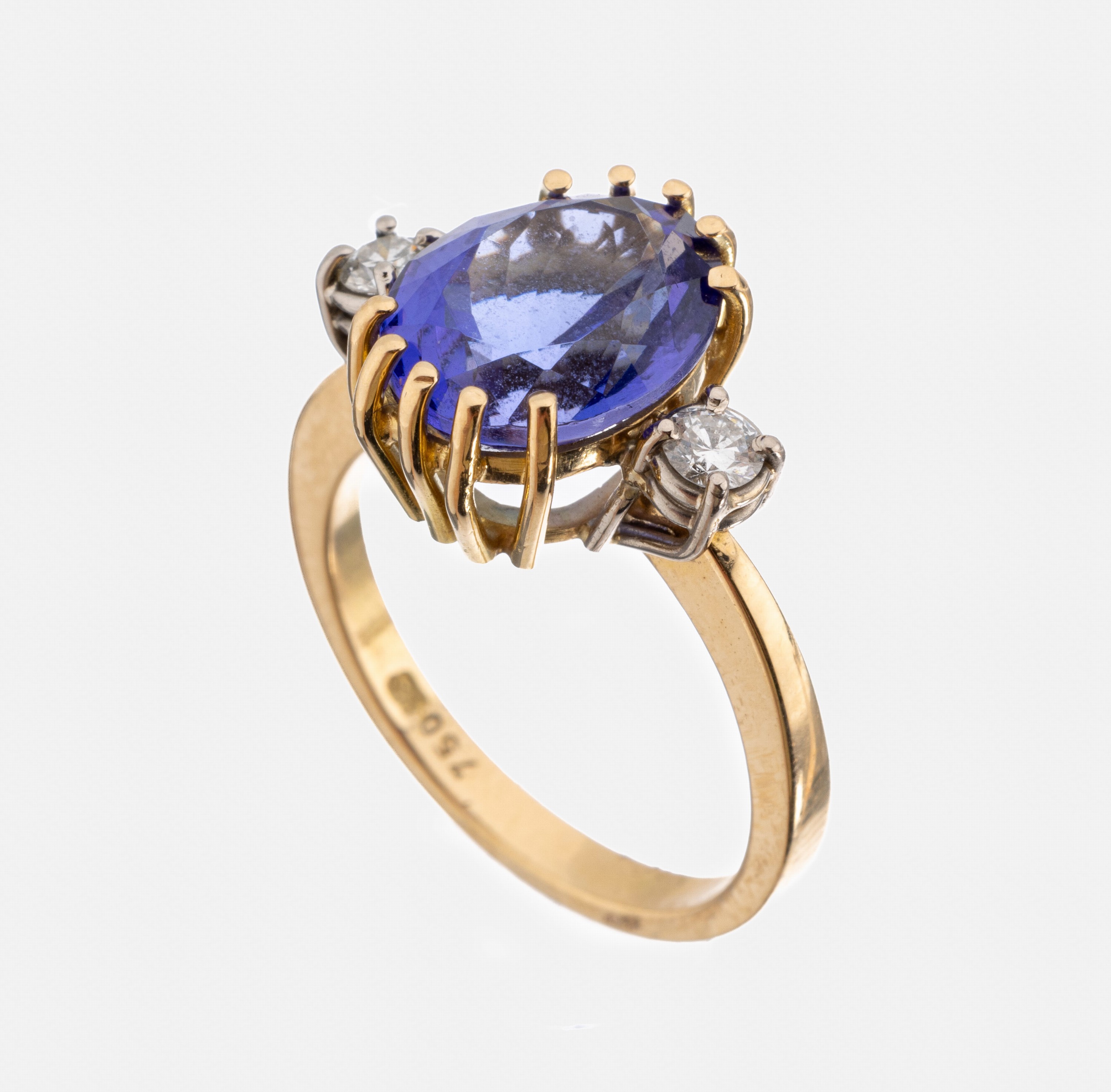 18 kt Gold Tansanit-Brillant-Ring, GG/WG 750/000, mittig ovalfacett. Tansanit ca. 2.10 ct, 2 in WG gefasste Brillanten zus. ca. 0.20 ct Weiß/si, RW ...