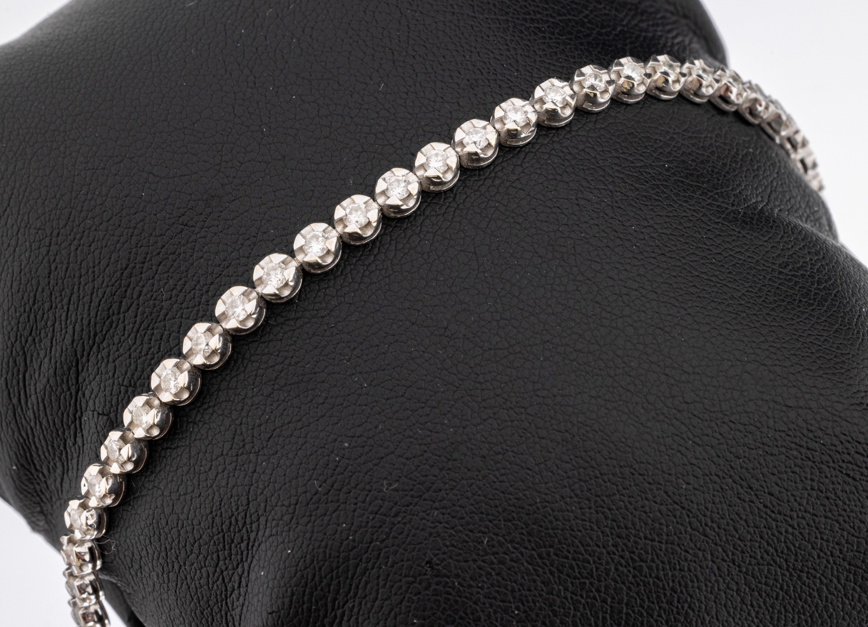 18 kt Gold Brillant-Linienarmband, WG 750/000, 42 Brillanten zus. ca. 1.26 ct Weiß/p, L. ca. 16.3 cm, Kastenschloss mit 2 Sicherheitsachten, ca. ...