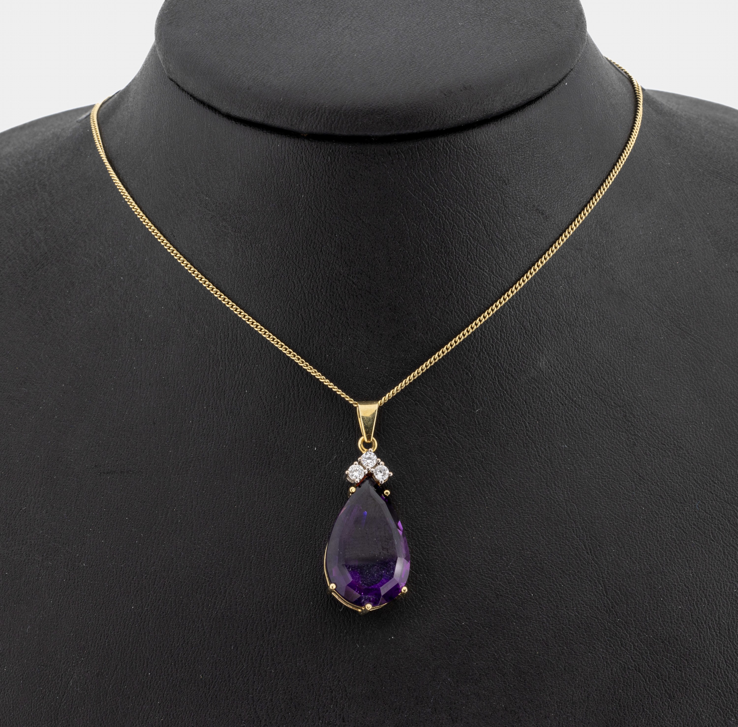 14 kt Gold Amethyst-Brillant-Anhänger, GG/WG 585/000, facett. Amethysttropfen ca. 10.00 ct, 3 in WG gefasste Brillanten zus. ca.0.15 ct Weiß/p, an ...