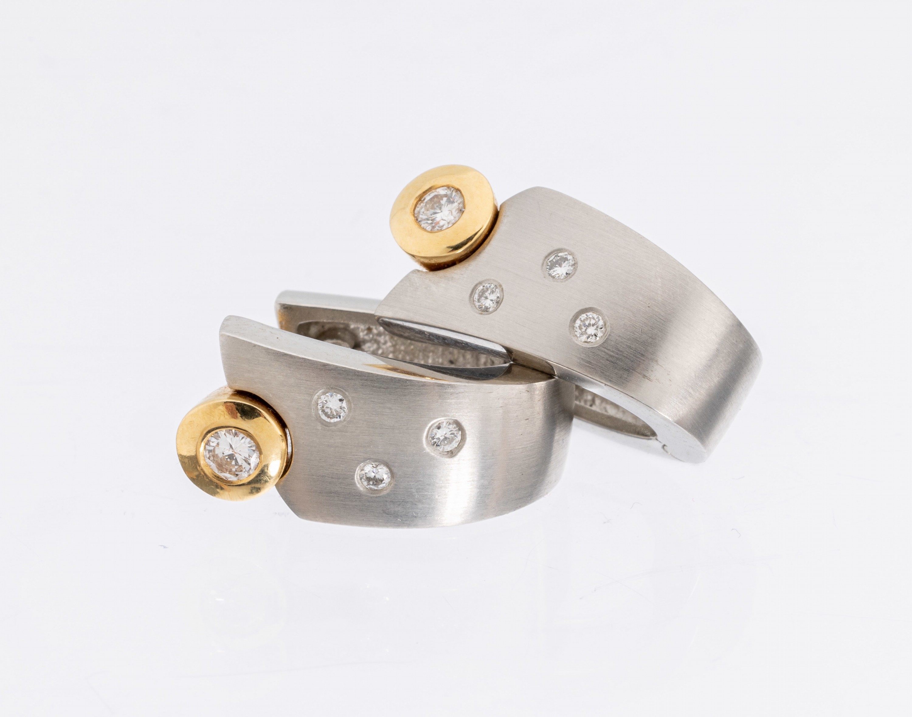 Paar Platin und 18 kt Gold Brillant-Creolen, Pt 950 und GG 750/000, 8 Brillanten zus. ca. 0.16 ct feines Weiß-Weiß/si, ca. 12.8 g